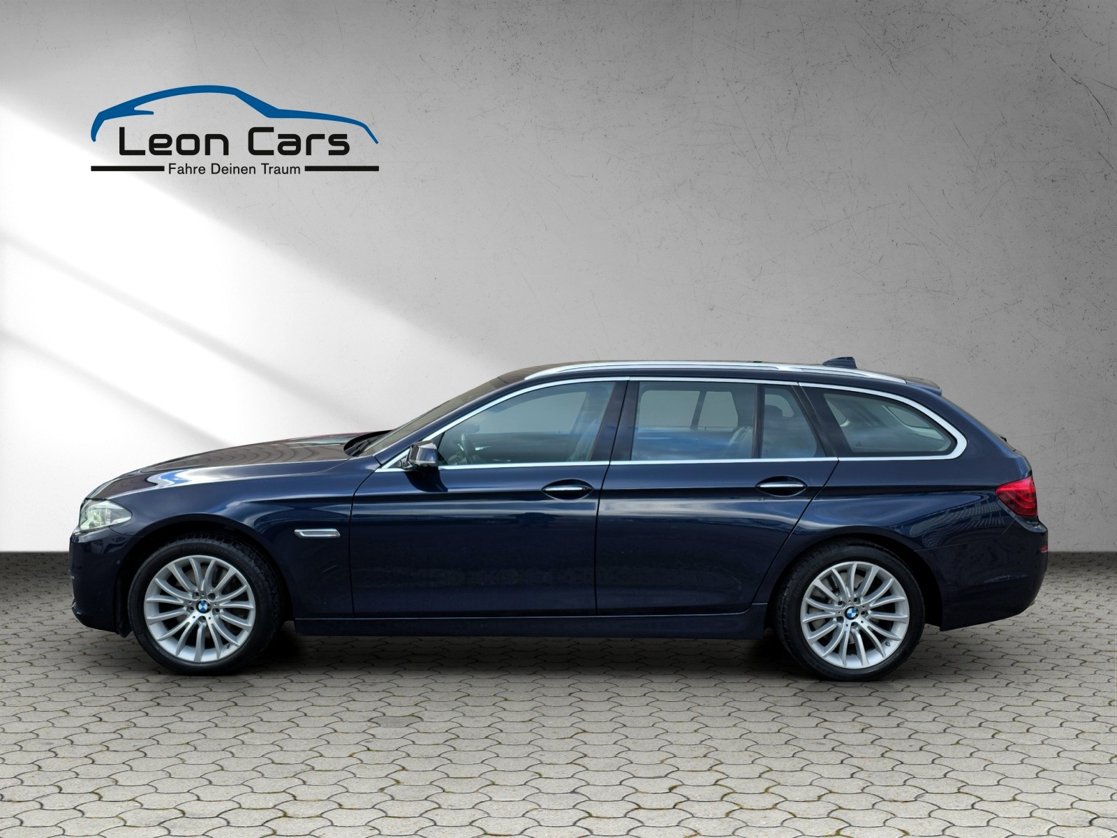 BMW 530d Touring xDrive Luxury Line Steptronic-image-4