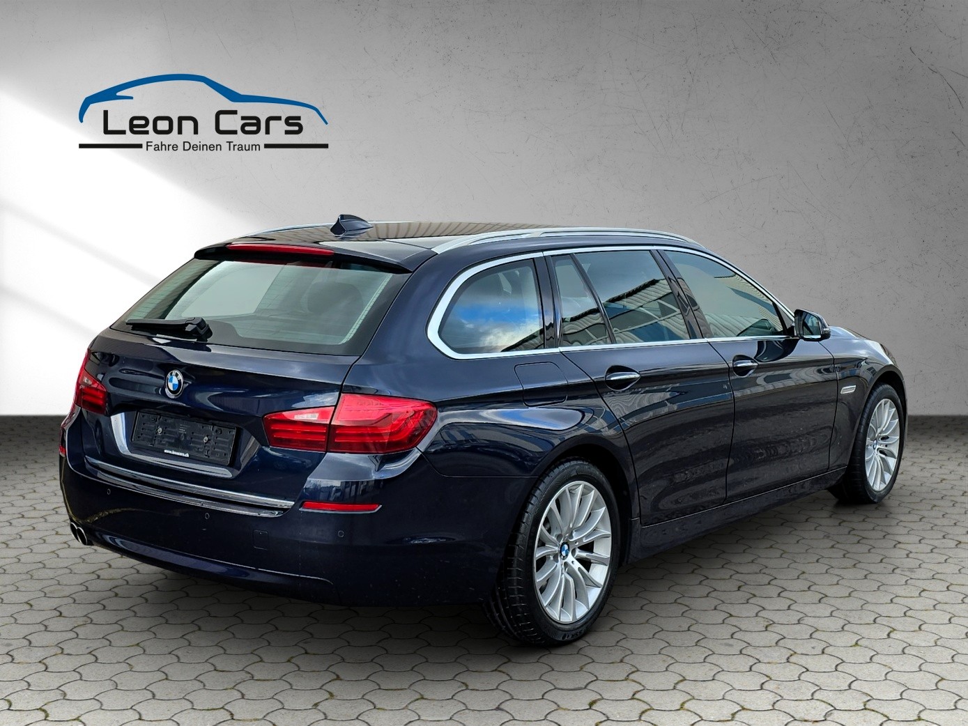 BMW 530d Touring xDrive Luxury Line Steptronic-image-2