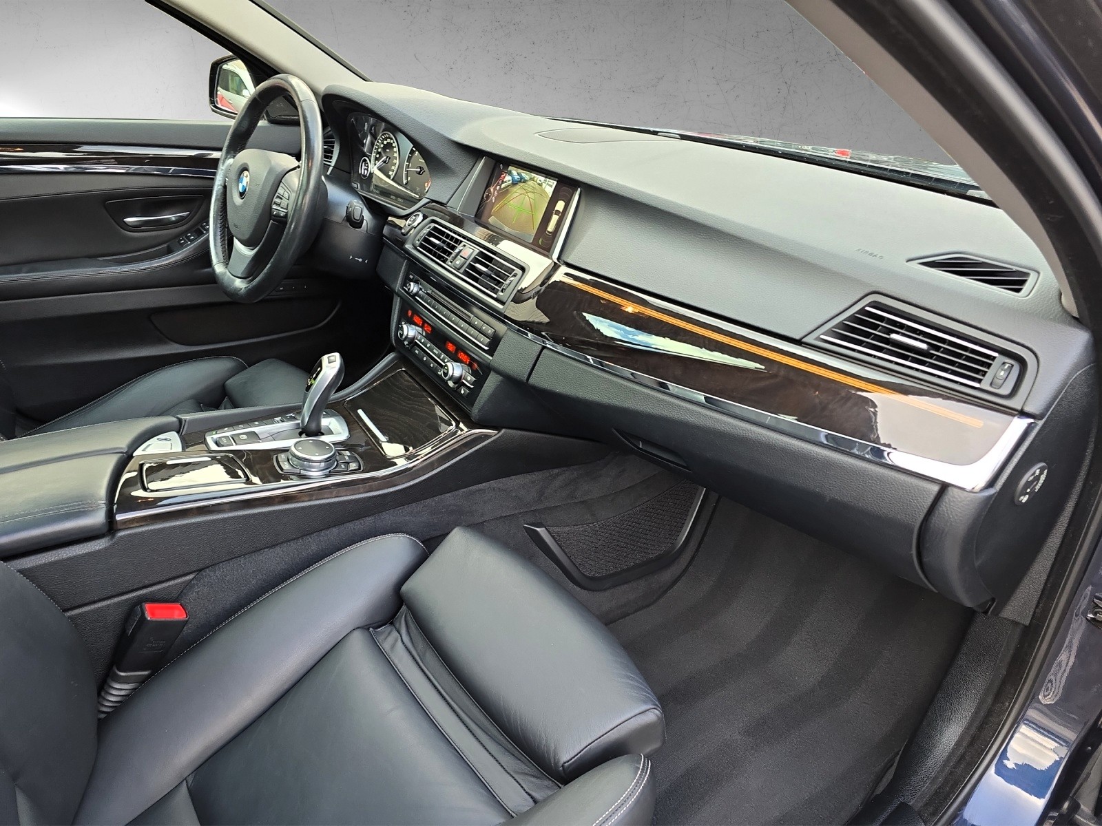 BMW 530d Touring xDrive Luxury Line Steptronic-image-6
