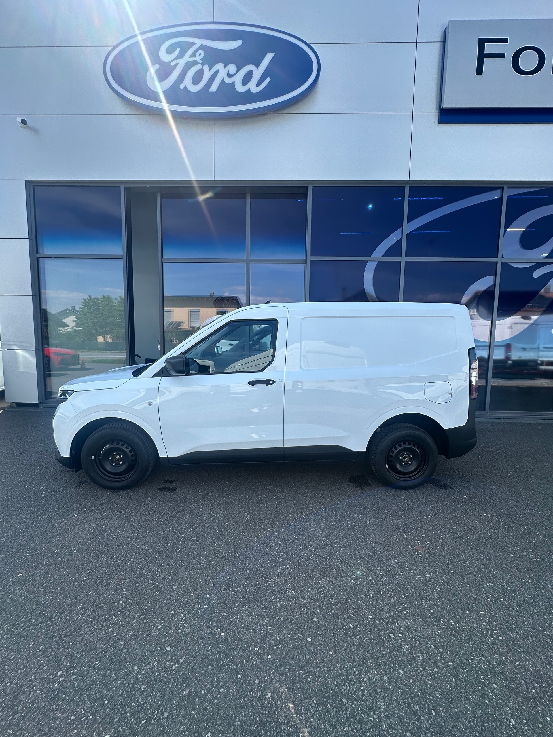 FORD Transit Courier van 1.5 EcoBlu Trend/100CV/Man.-image-2
