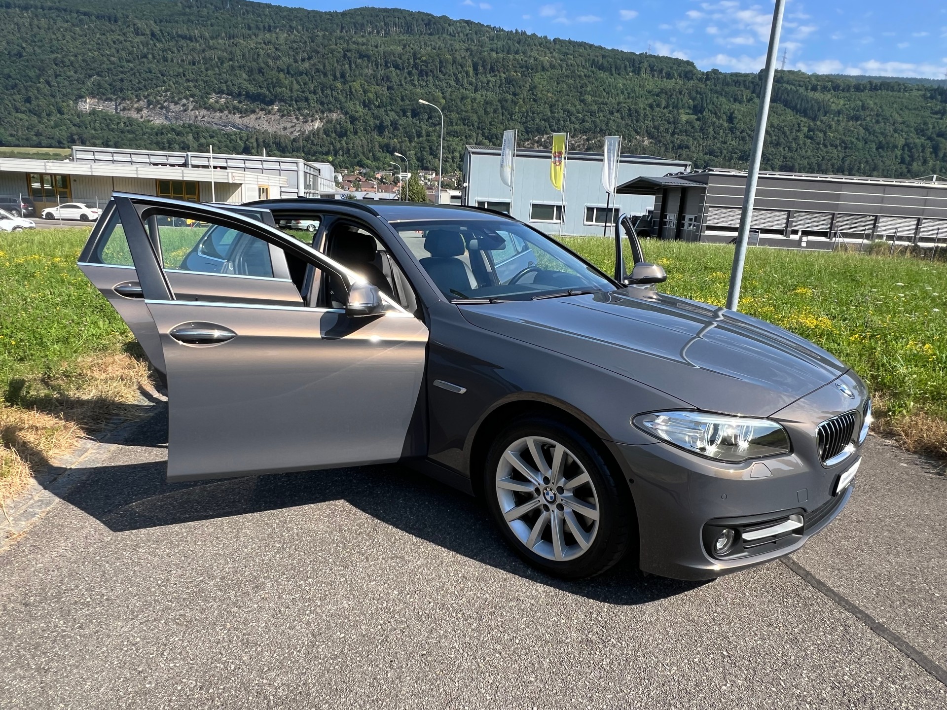 BMW 528i Touring xDrive Luxury Line Steptronic. TOP ZUSTAND. SAUBER UND GEPFLEGT. VIEL ZUBEHÖR !! PREIS 14`900.--image-6