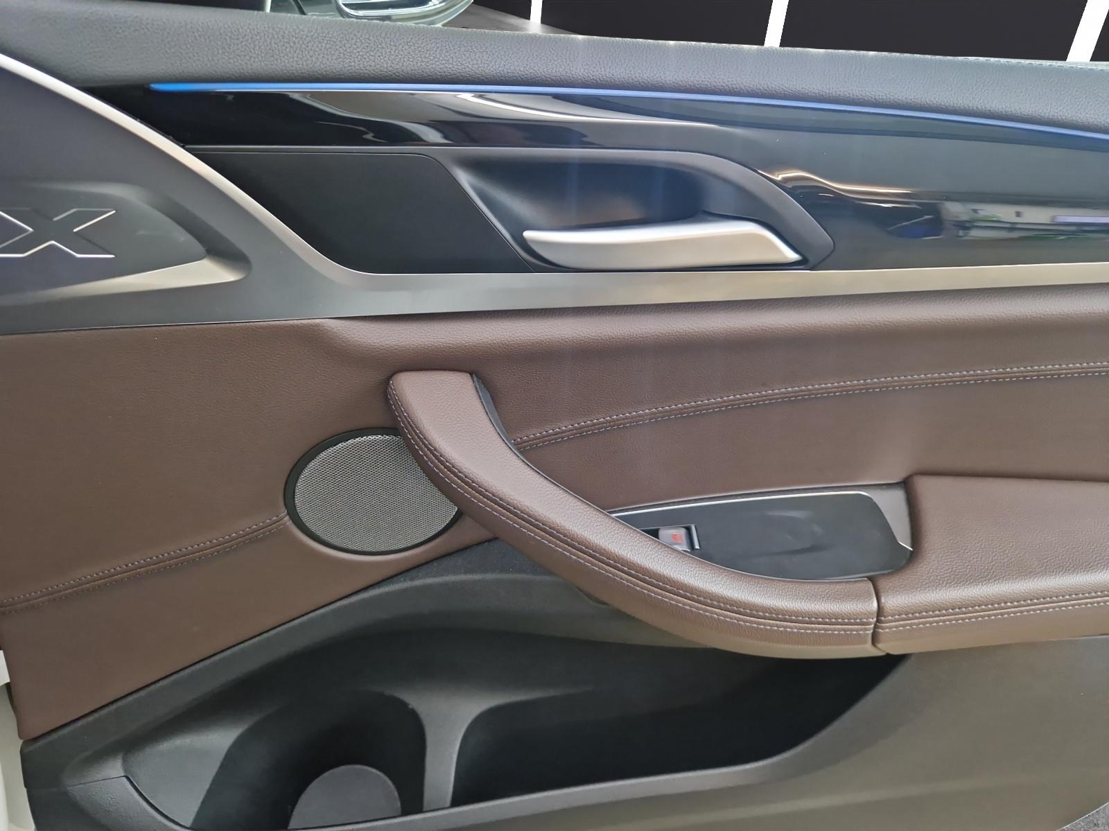 BMW iX3-image-15