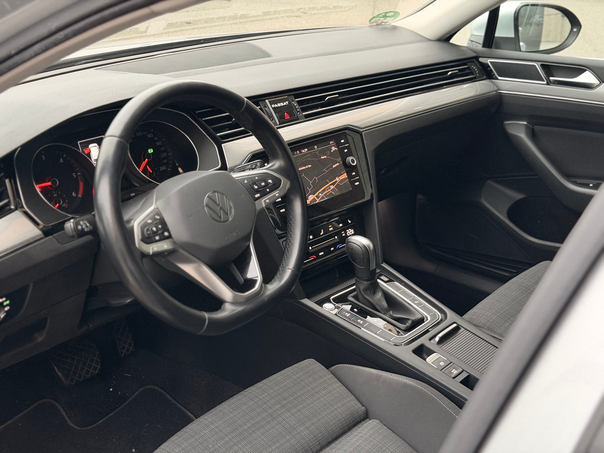 VW Passat 2.0 TDI BMT Business DSG-image-12