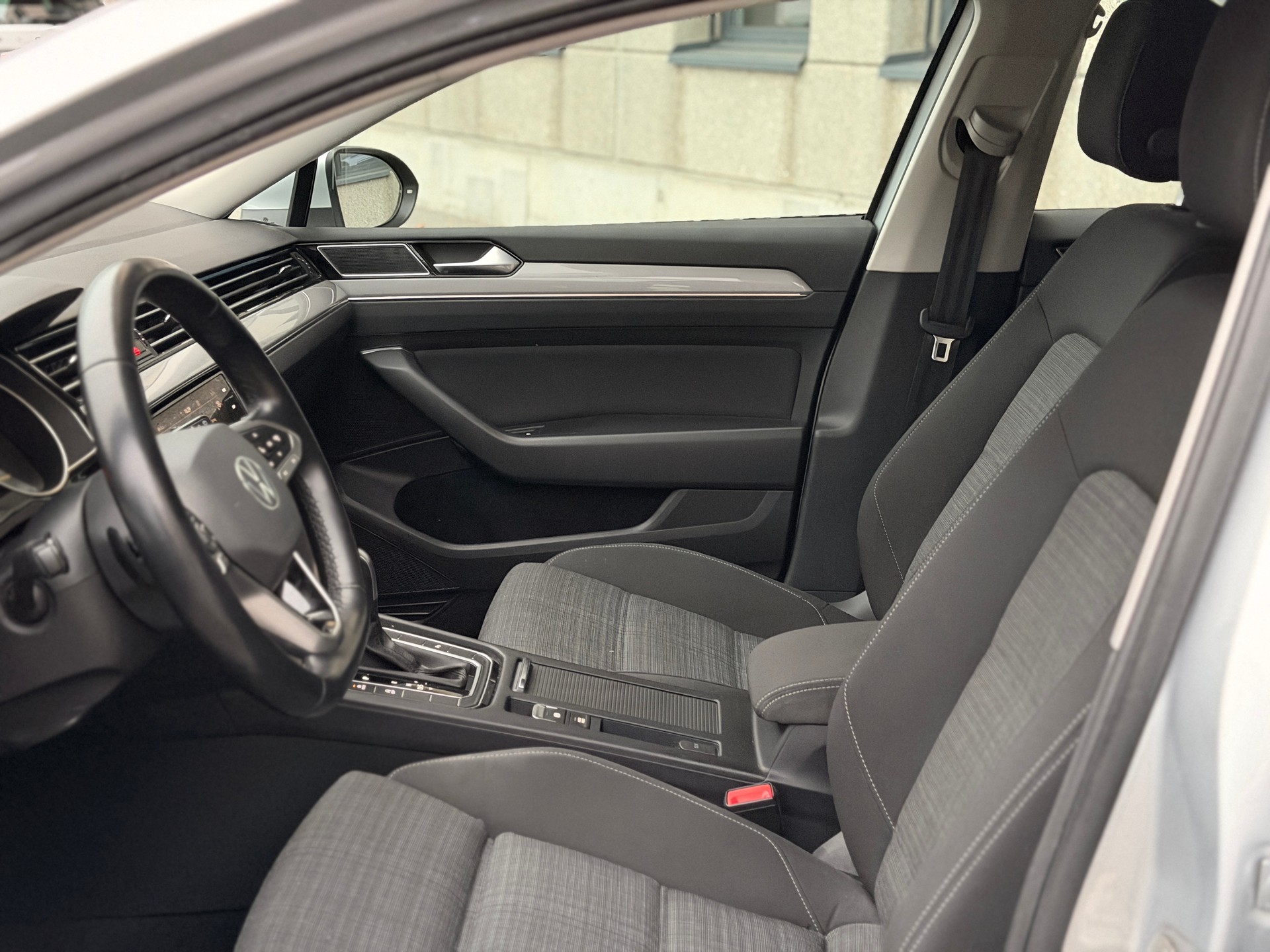 VW Passat 2.0 TDI BMT Business DSG-image-11