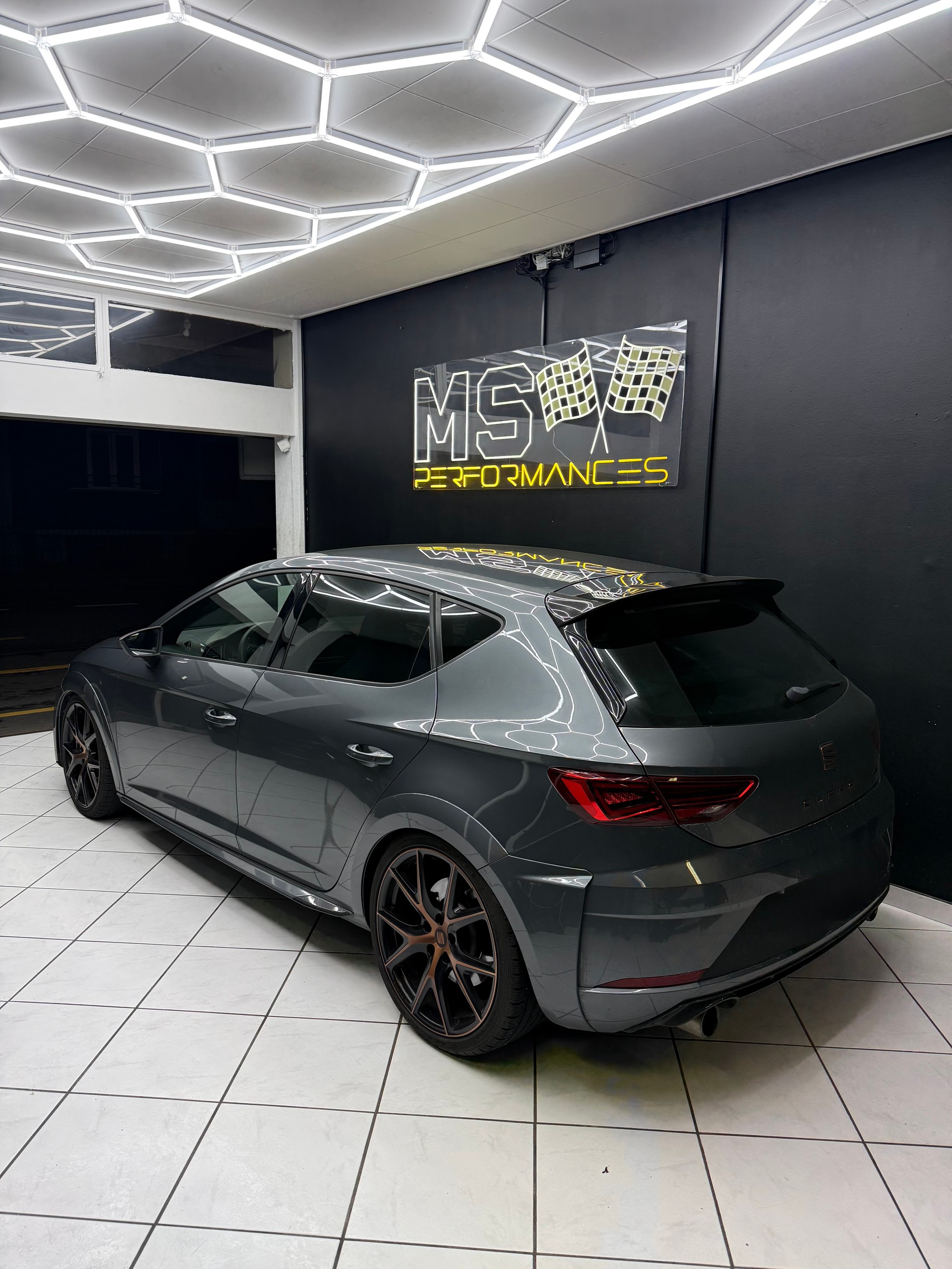 SEAT Leon 2.0 TSI Cupra R-image-4