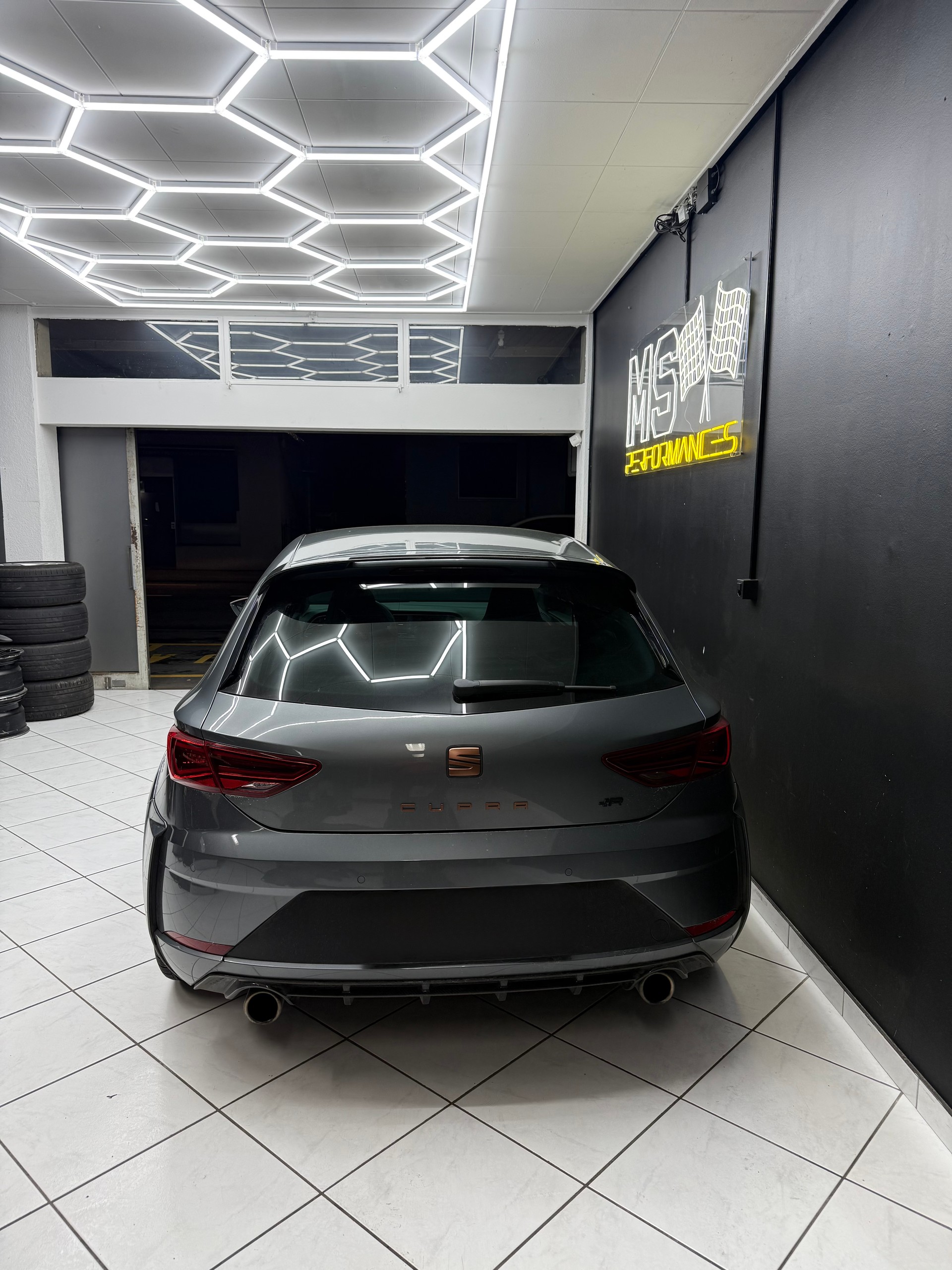 SEAT Leon 2.0 TSI Cupra R-image-3