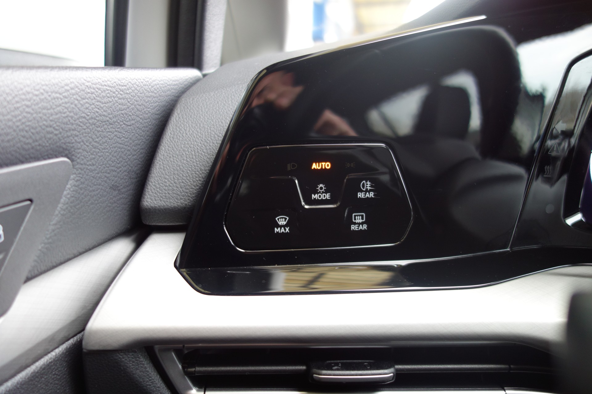 VW Golf Variant 2.0 TDI Life DSG 4Motion-image-19