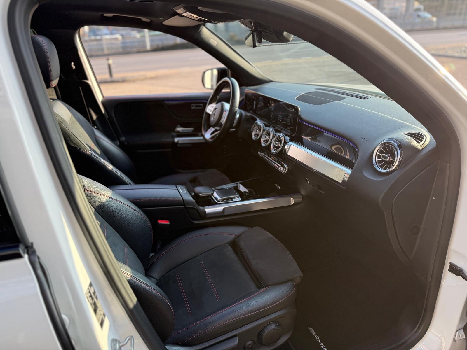 MERCEDES-BENZ GLB 250 4Matic AMG Line 8G-Tronic-image-25