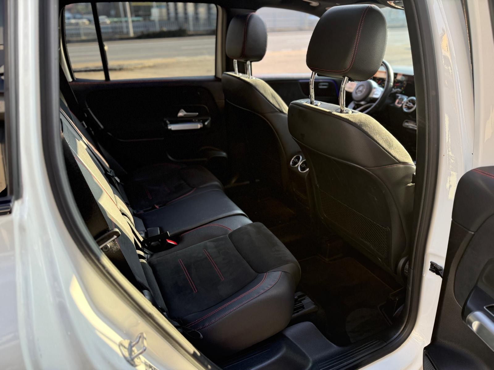 MERCEDES-BENZ GLB 250 4Matic AMG Line 8G-Tronic-image-9