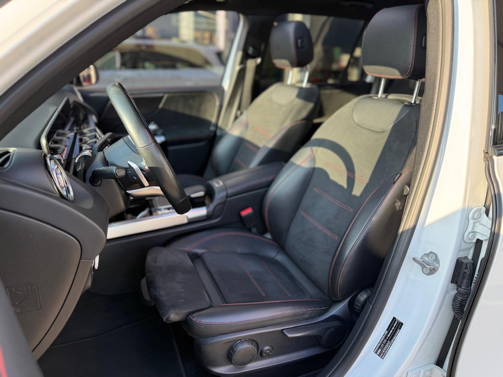 MERCEDES-BENZ GLB 250 4Matic AMG Line 8G-Tronic-image-20