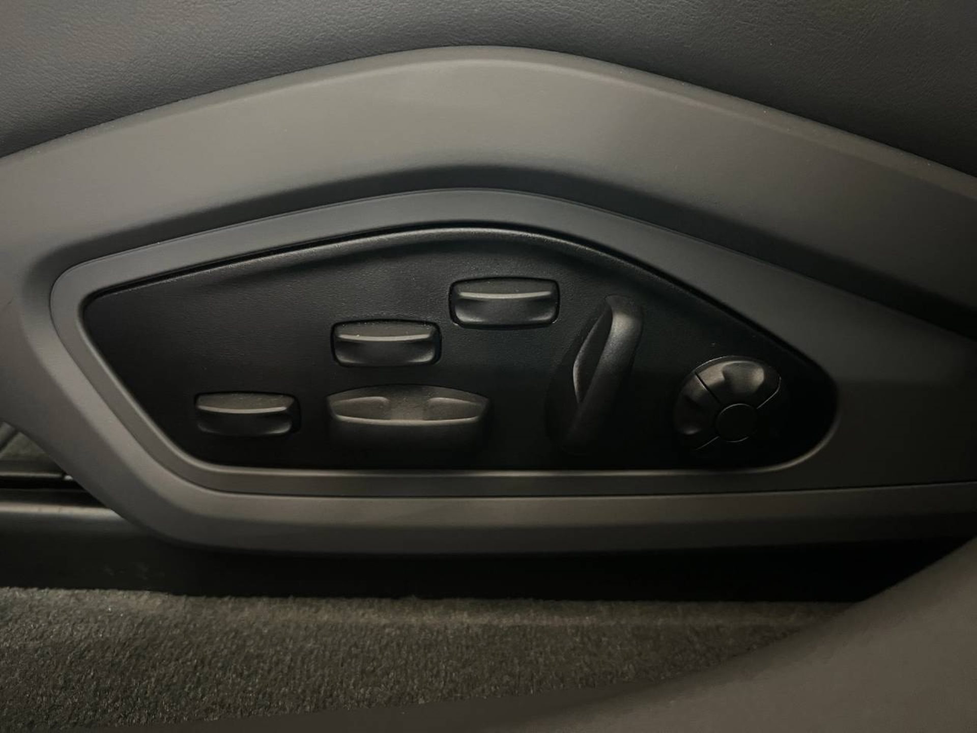 PORSCHE Taycan-image-21