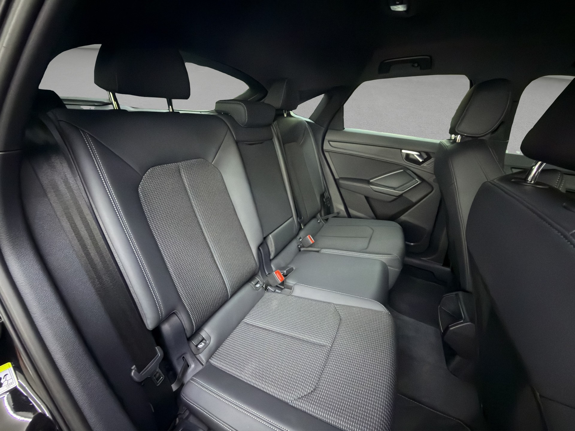 AUDI Q3 Sportback 40 TFSI S line quattro S-tronic-image-14
