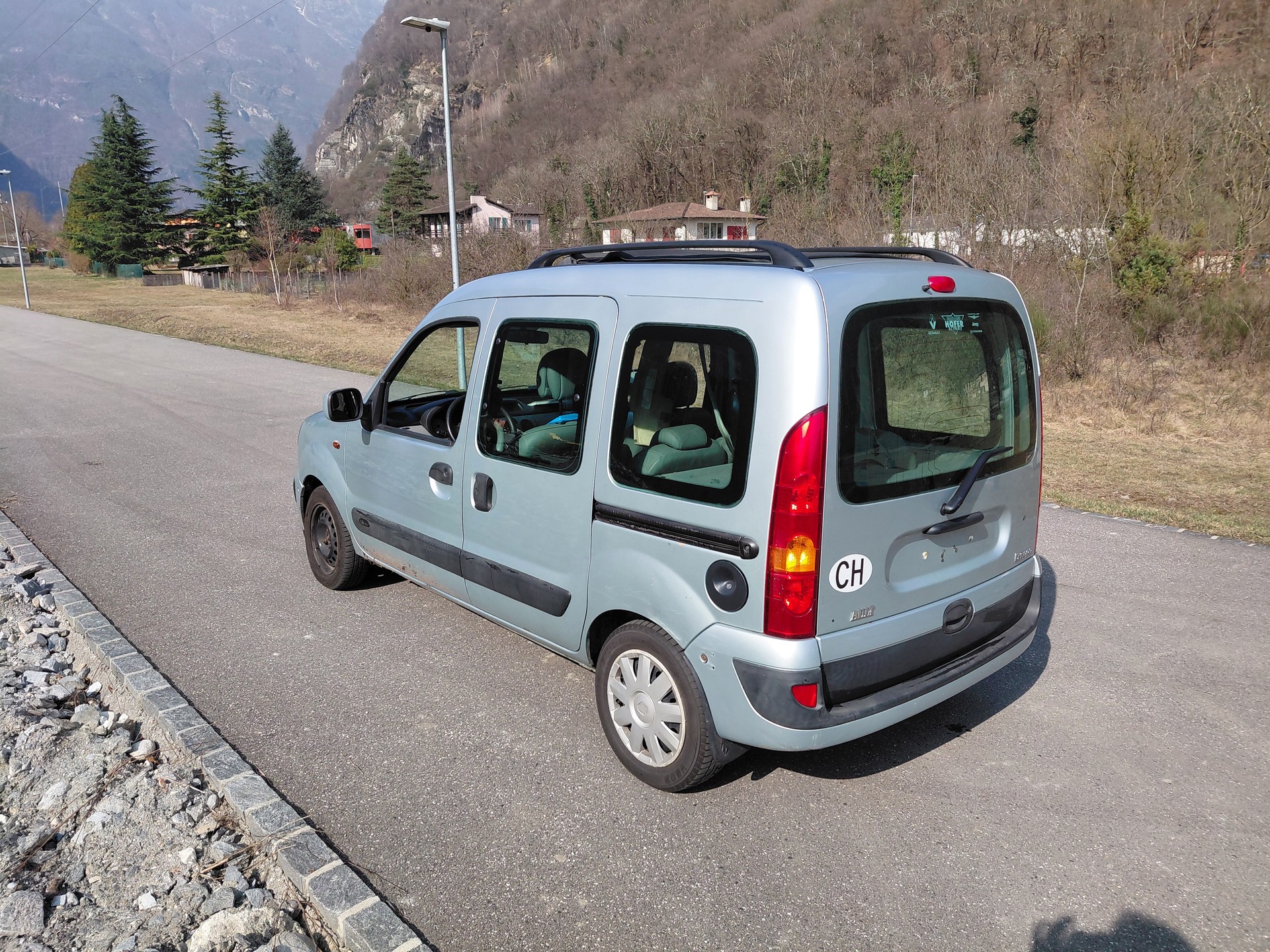 RENAULT Kangoo 1.6 16V Privilège Suisse-image-3