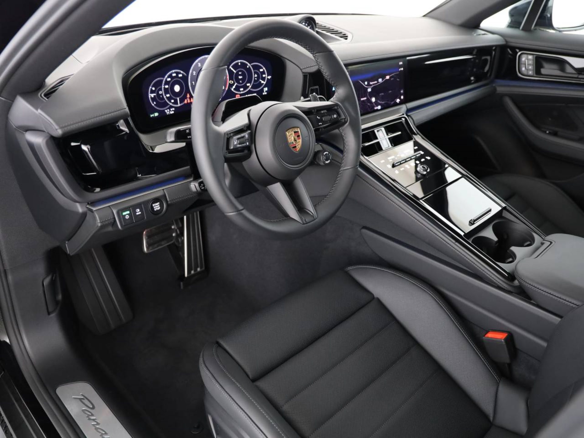 PORSCHE Panamera 4S E-Hybrid-showroom-element-3