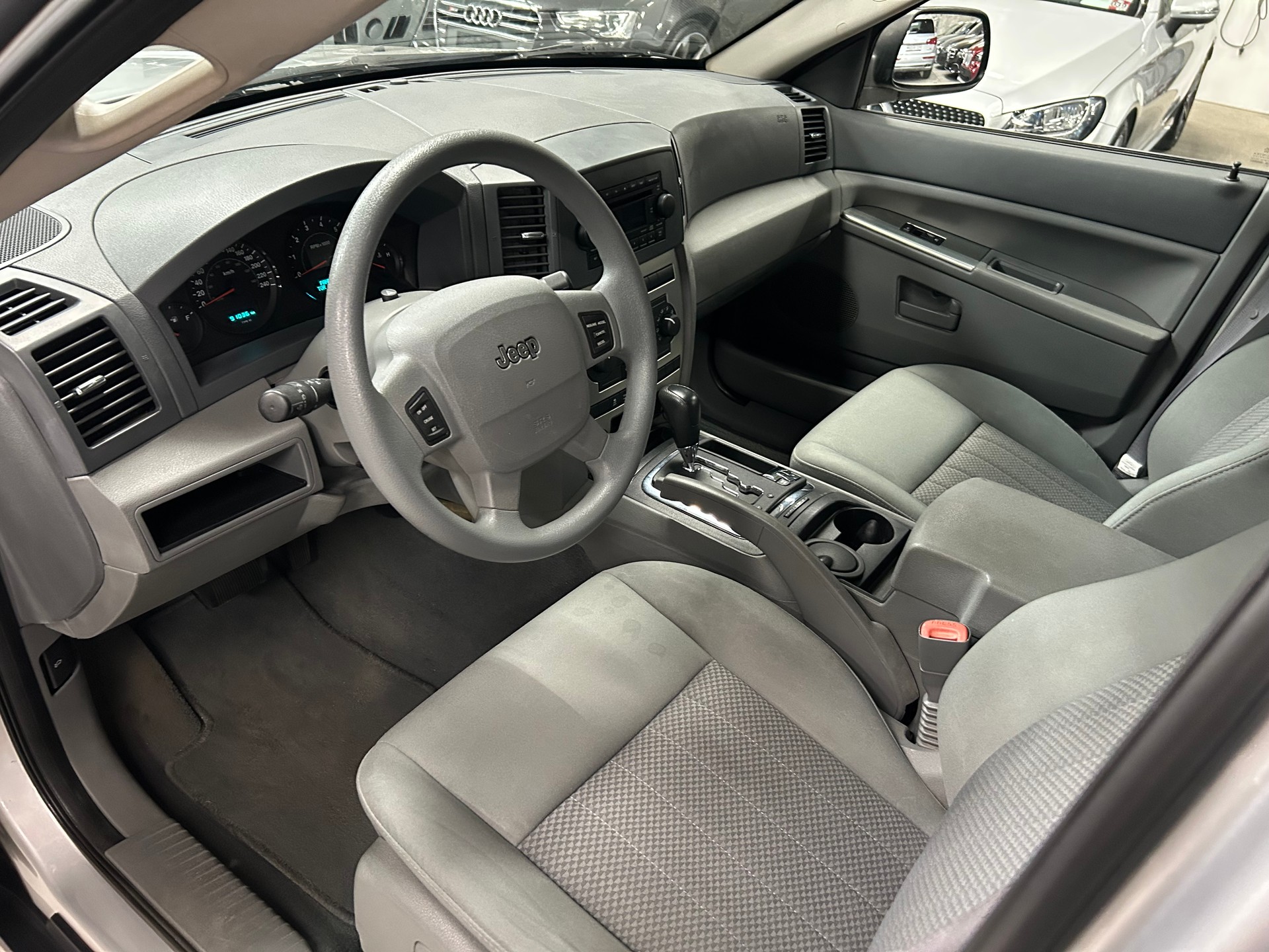 JEEP Grand Cherokee 4.7 V8 Laredo Automatic-image-12