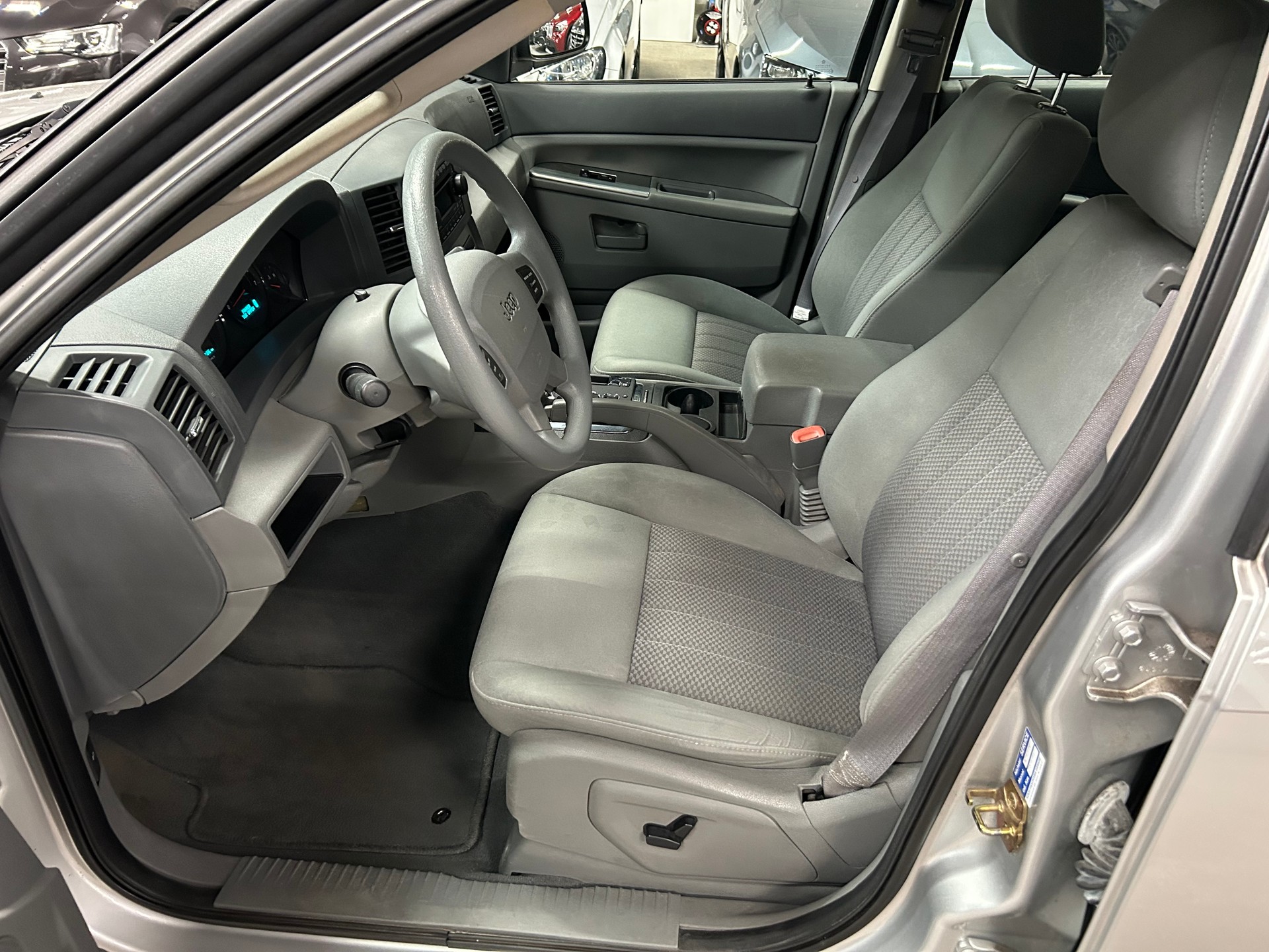 JEEP Grand Cherokee 4.7 V8 Laredo Automatic-image-10