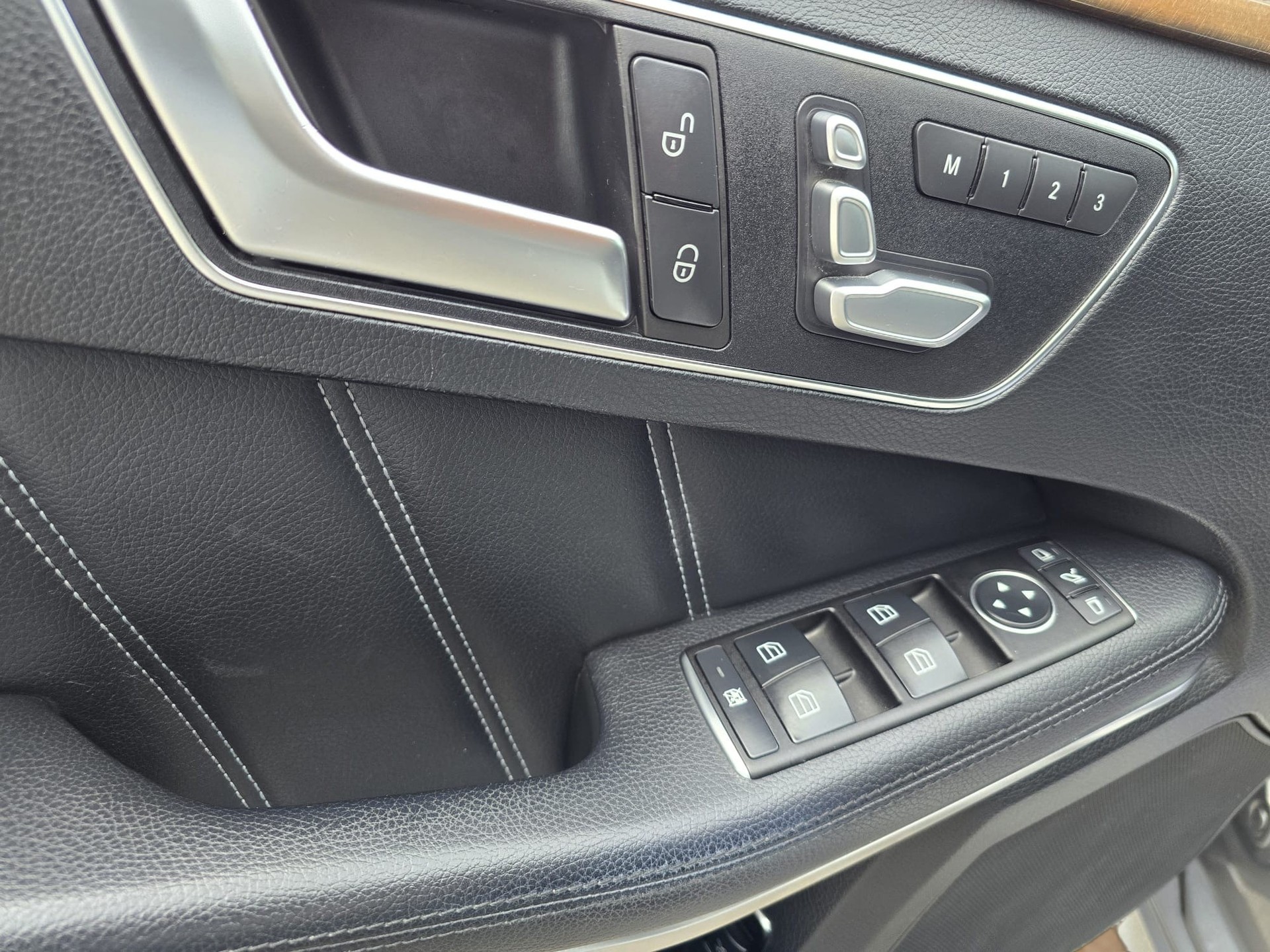 MERCEDES-BENZ E 400 4Matic 7G-Tronic-image-28