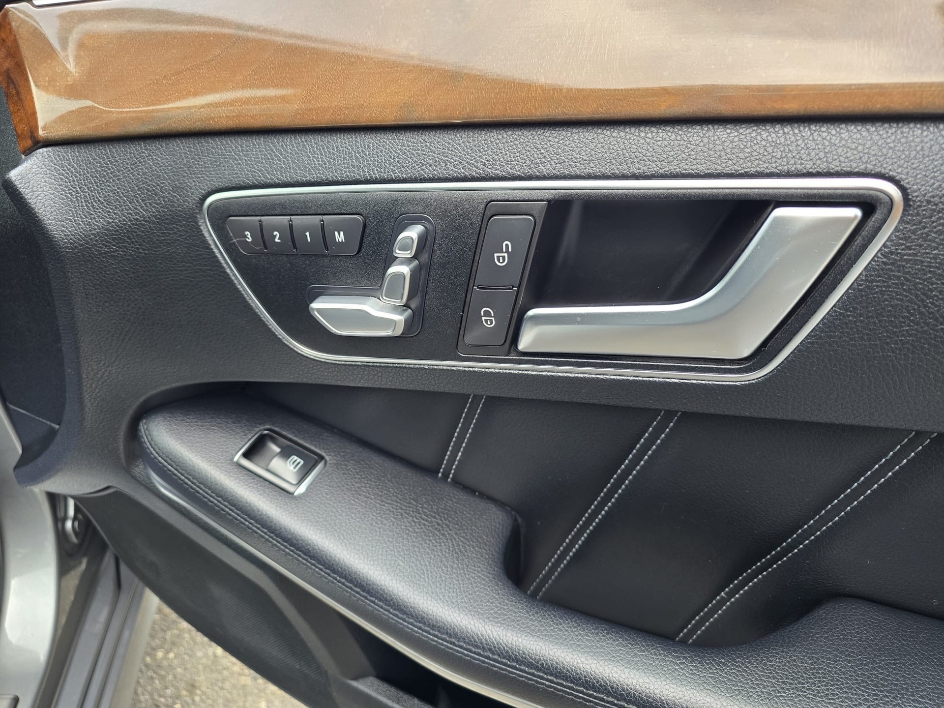MERCEDES-BENZ E 400 4Matic 7G-Tronic-image-24