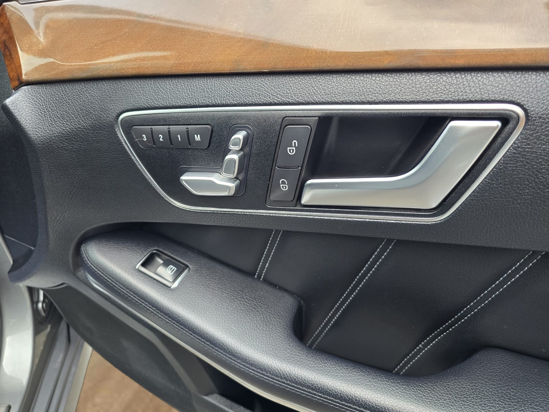 MERCEDES-BENZ E 400 4Matic 7G-Tronic-image-24