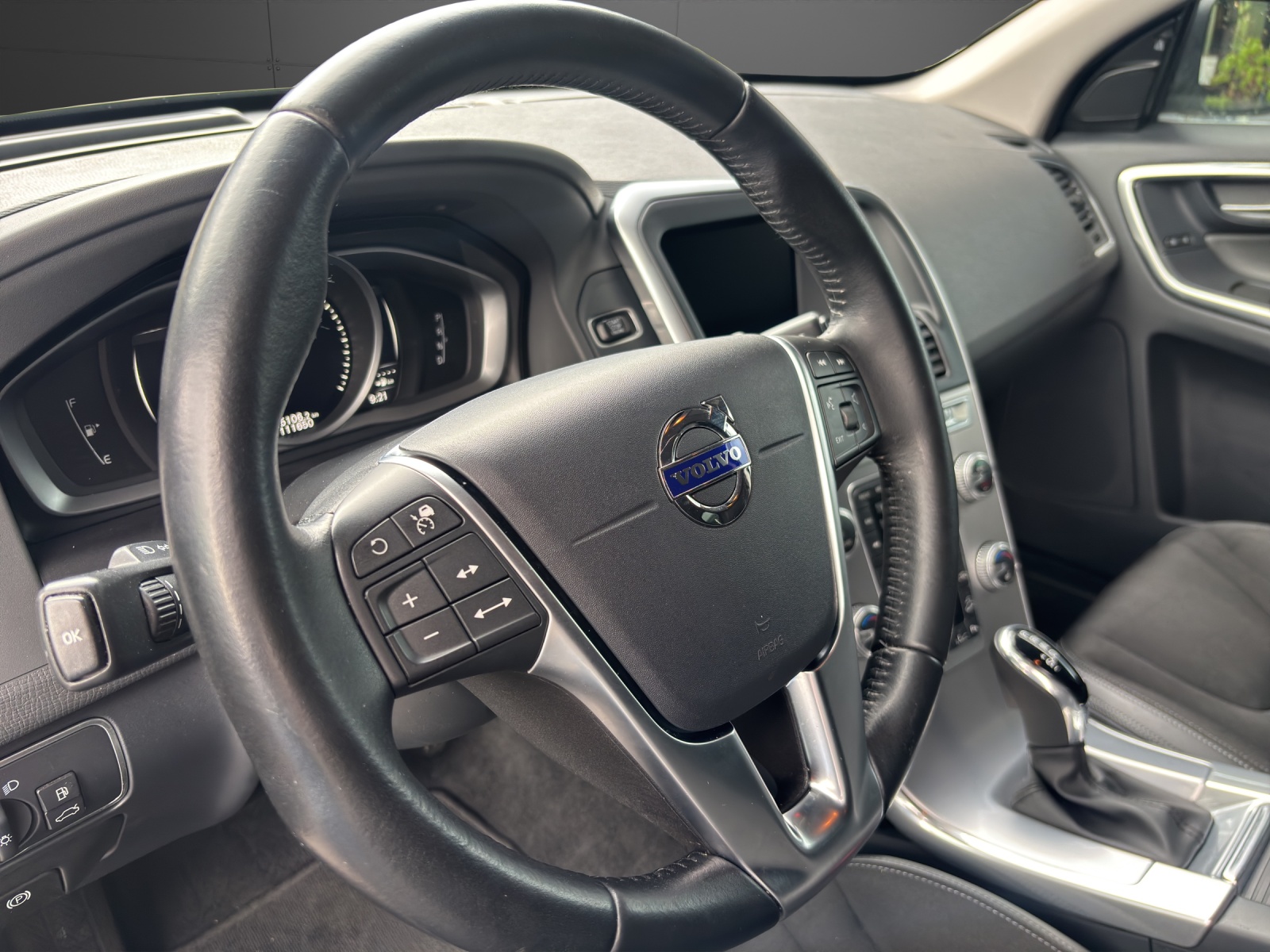 VOLVO XC60 T5 AWD Momentum Geartronic-image-3