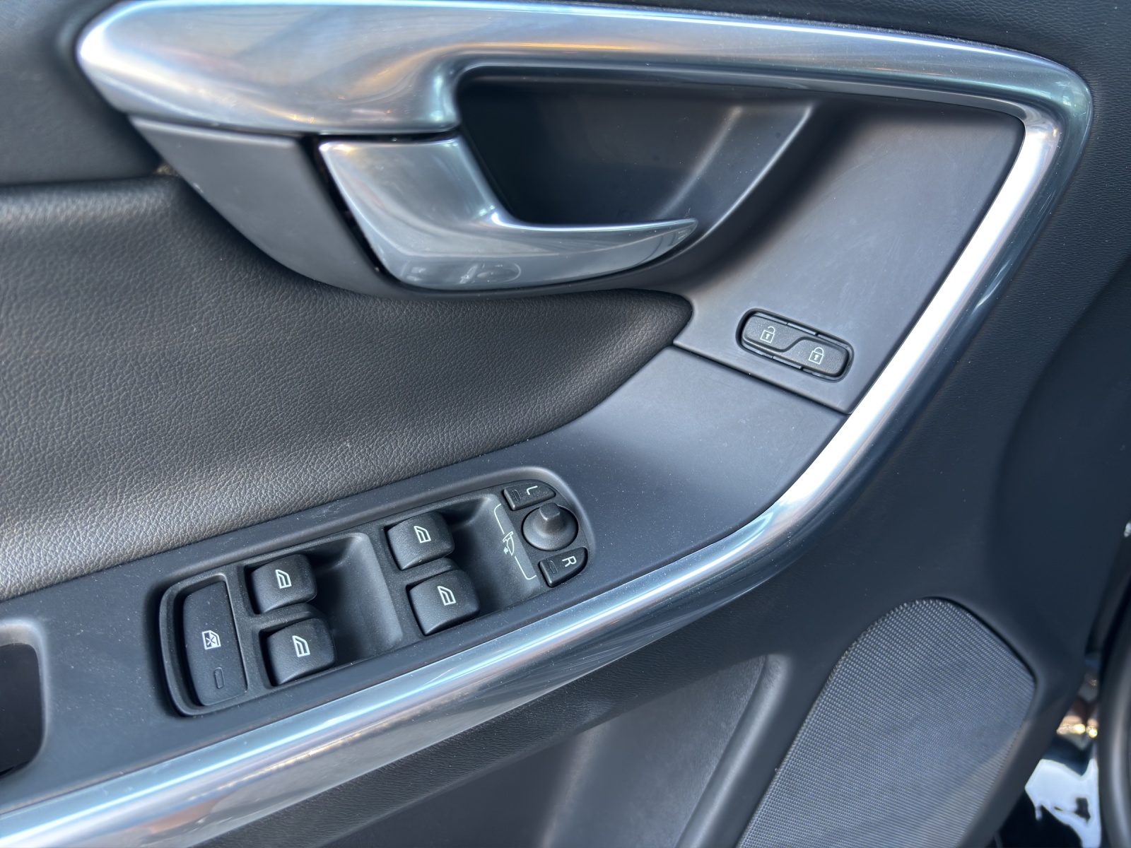 VOLVO XC60 T5 AWD Momentum Geartronic-image-5