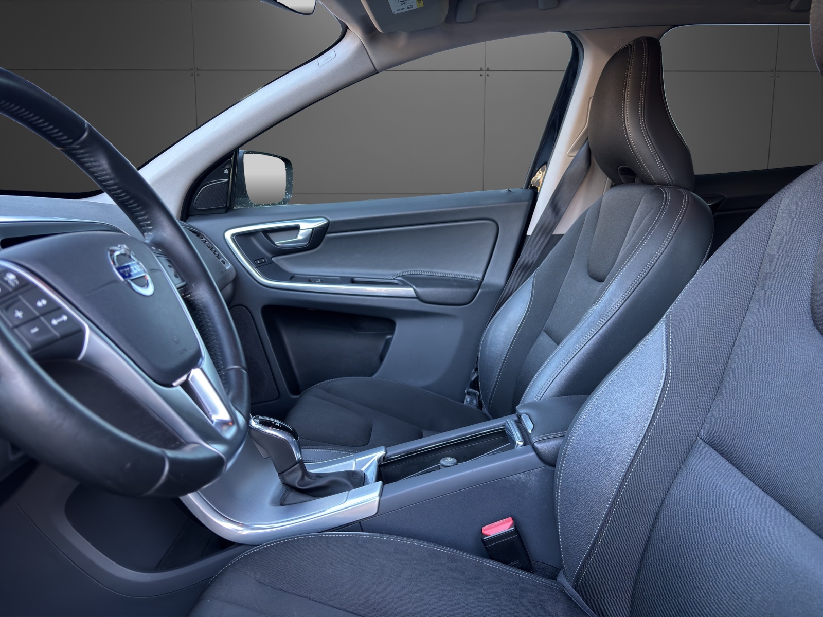 VOLVO XC60 T5 AWD Momentum Geartronic-image-2
