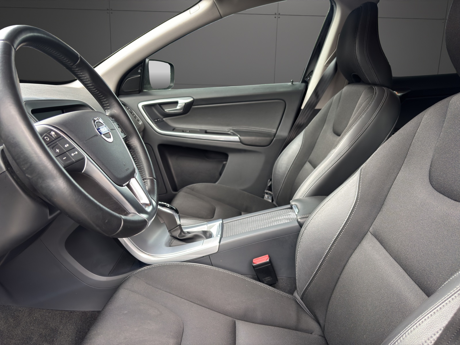 VOLVO XC60 T5 AWD Momentum Geartronic-image-2