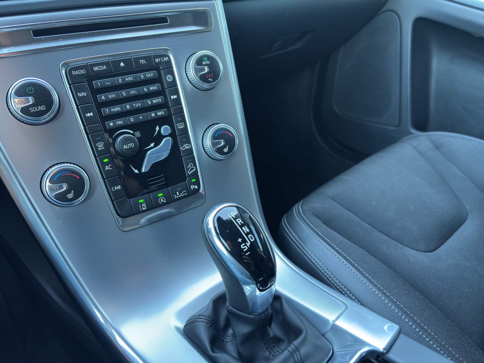 VOLVO XC60 T5 AWD Momentum Geartronic-image-9