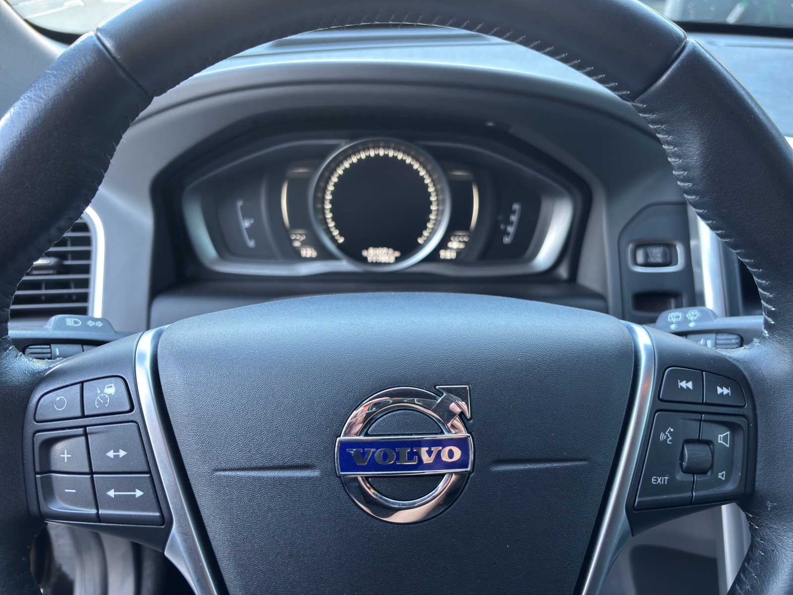 VOLVO XC60 T5 AWD Momentum Geartronic-image-4