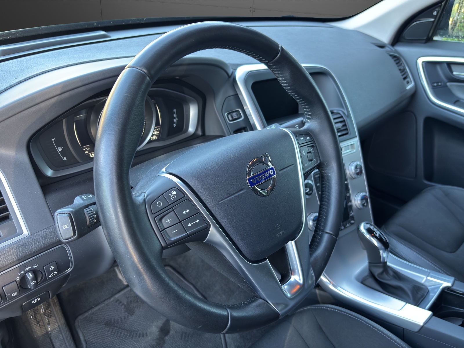 VOLVO XC60 T5 AWD Momentum Geartronic-image-3