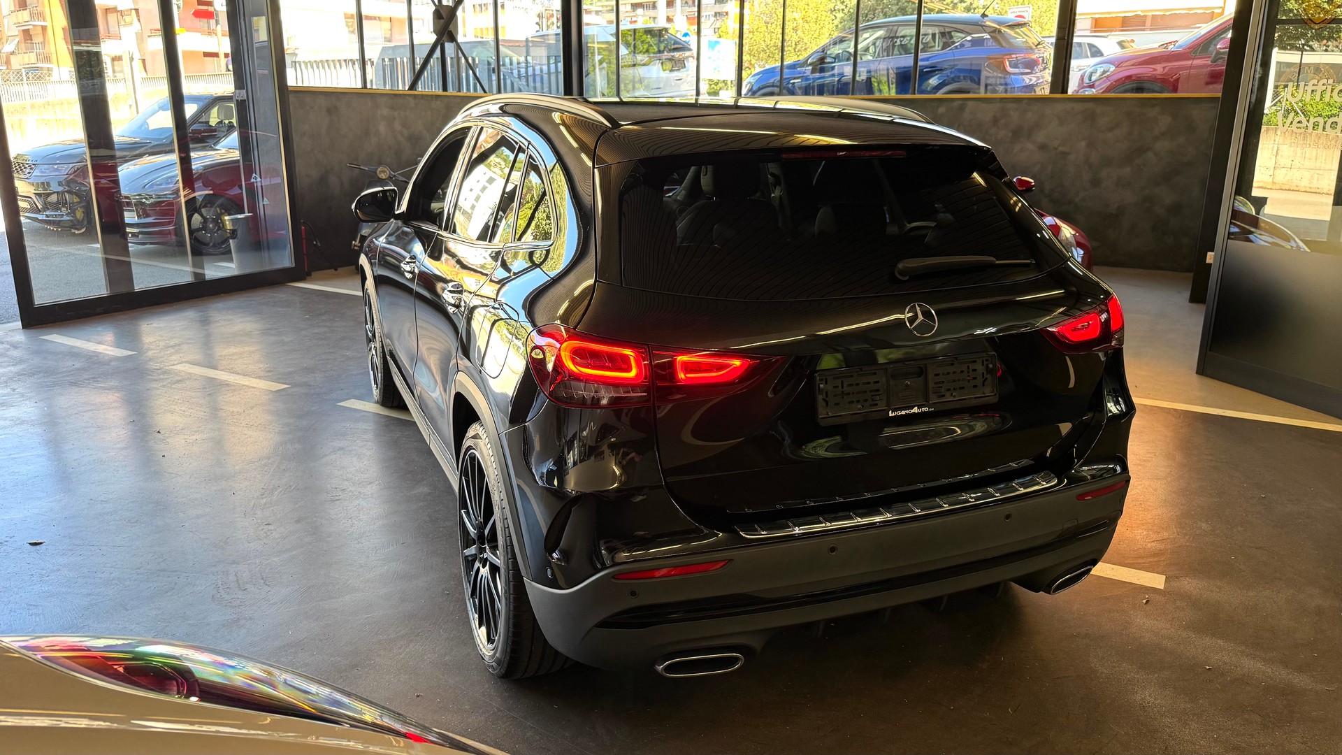 MERCEDES-BENZ GLA 250 4Matic AMG Line 8G-DCT-image-4