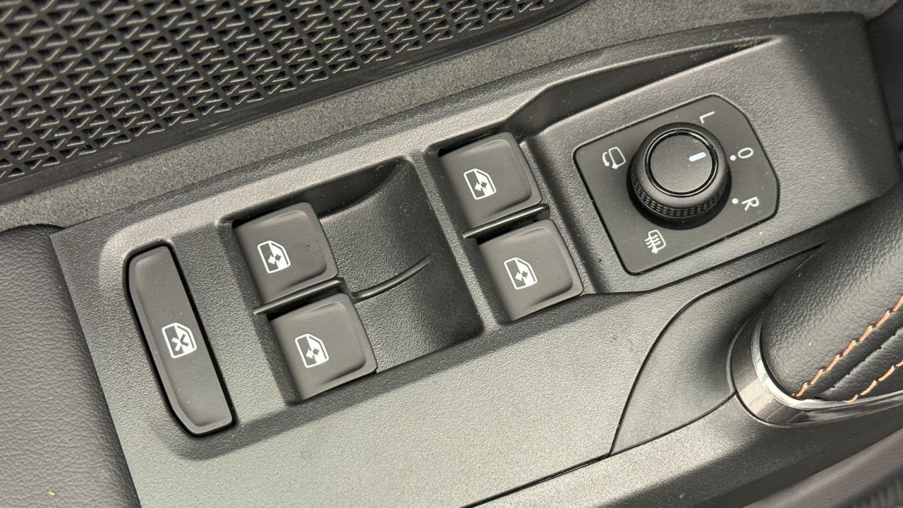 CUPRA LEON ST 1.5 e-HYBRID pHEV VZ Black Edition-image-8