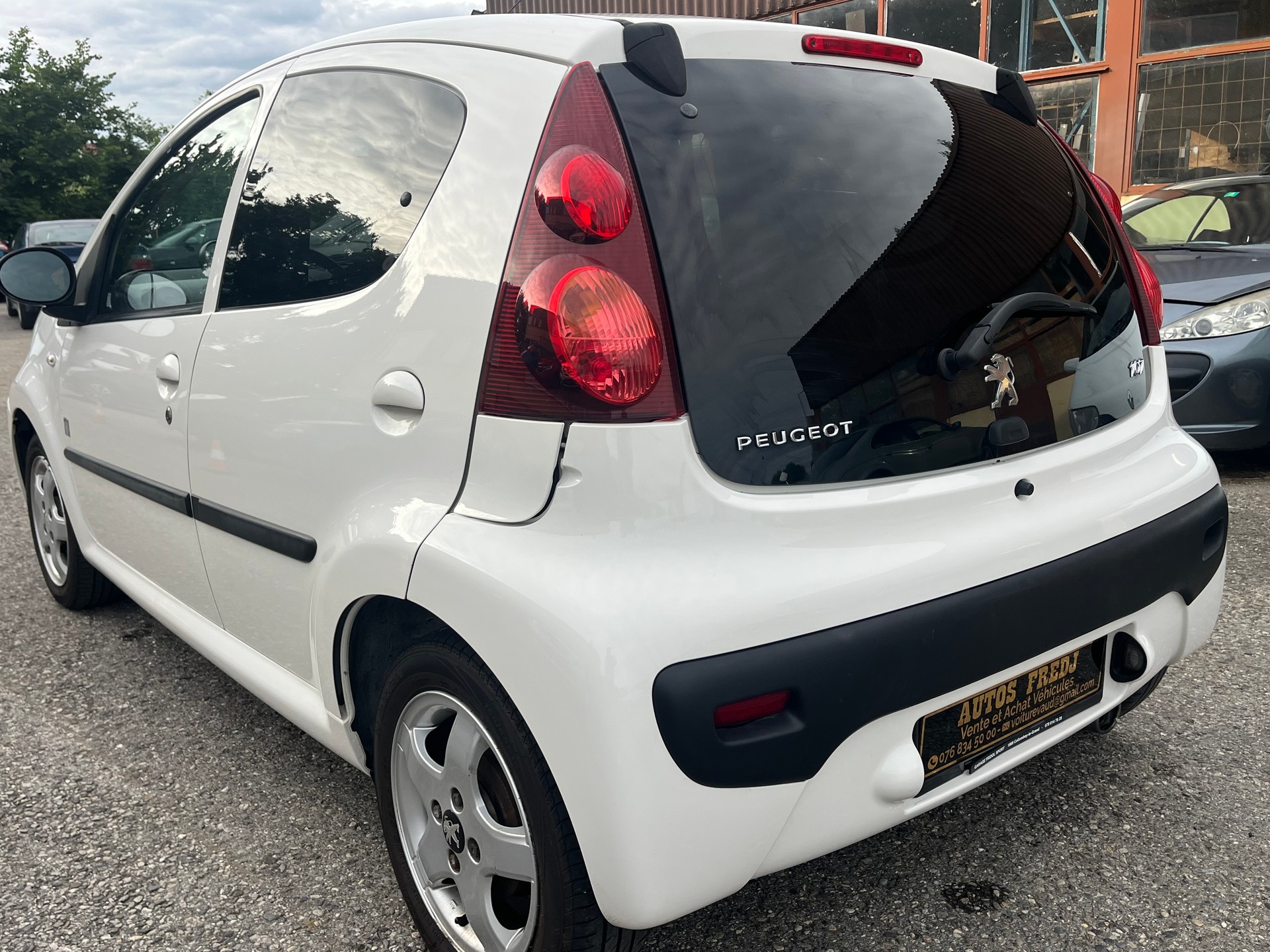 PEUGEOT 107 1.0 Swiss Edition BMP5-image-6