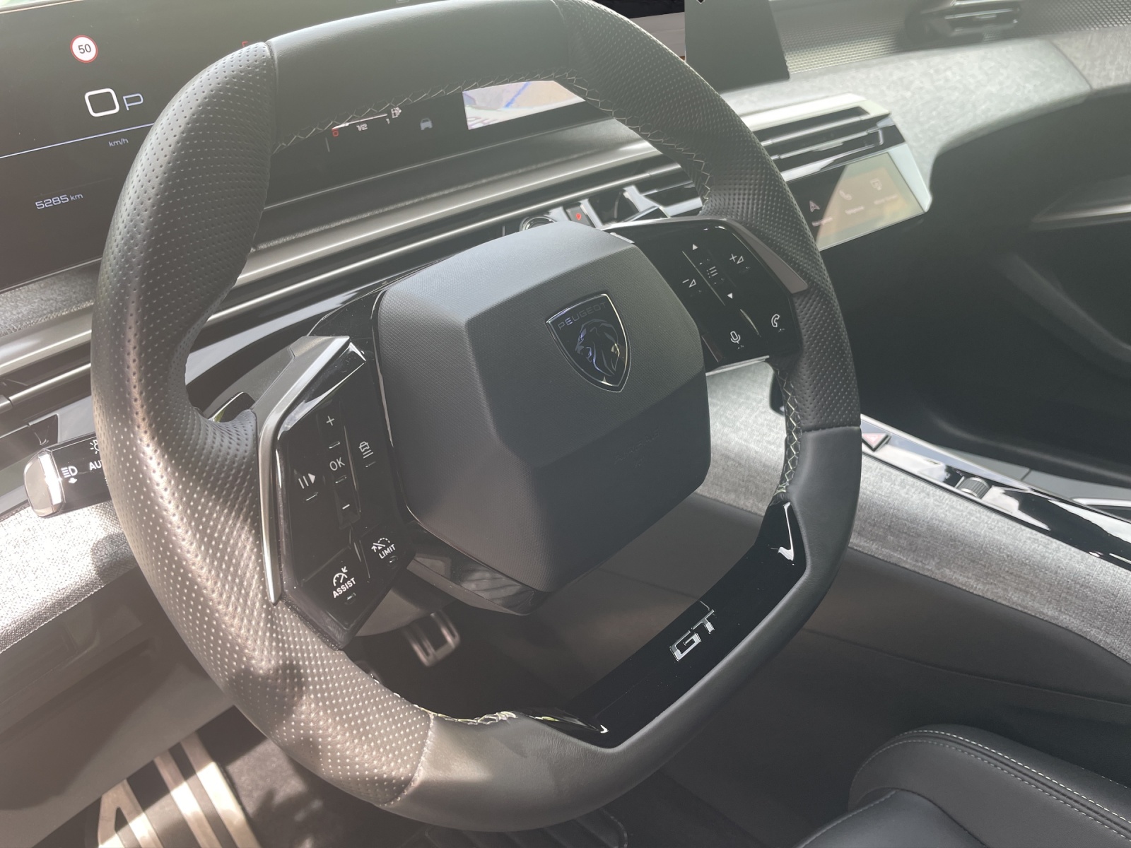 PEUGEOT 5008 1.2 Hybrid 145 GT-image-12
