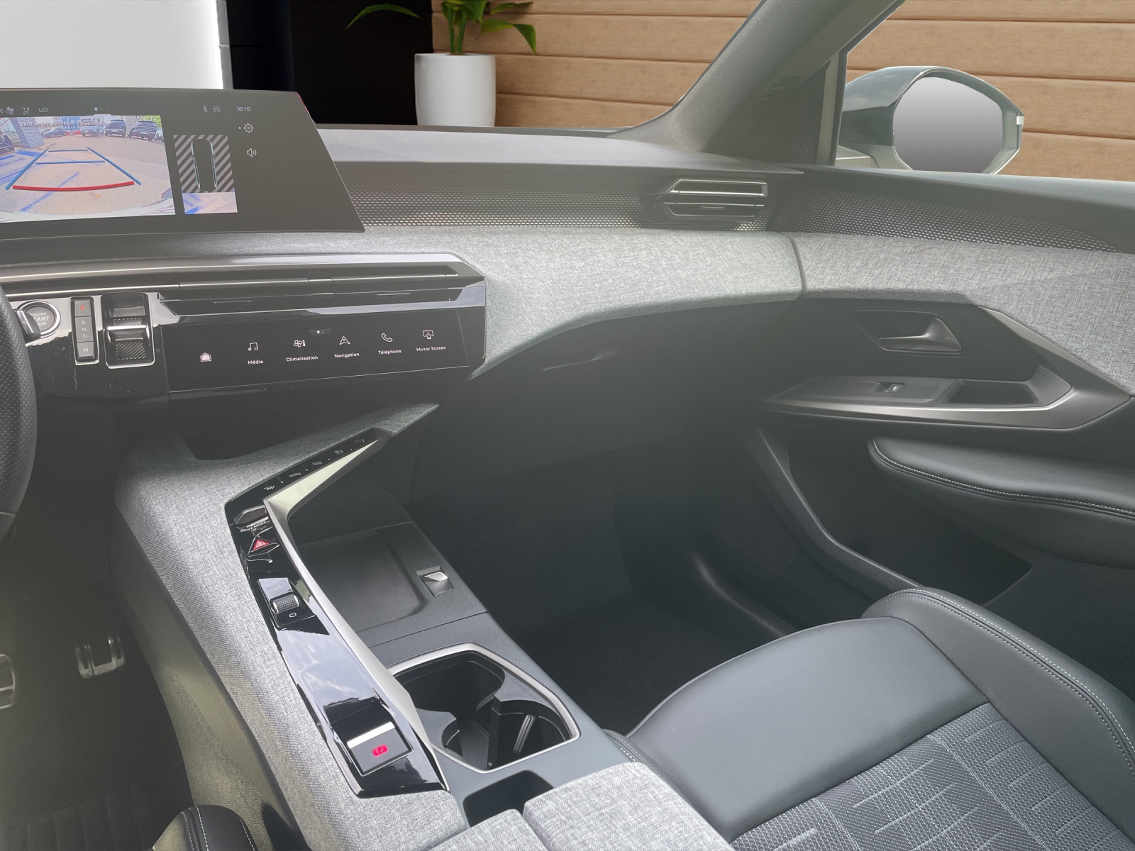 PEUGEOT 5008 1.2 Hybrid 145 GT-image-6