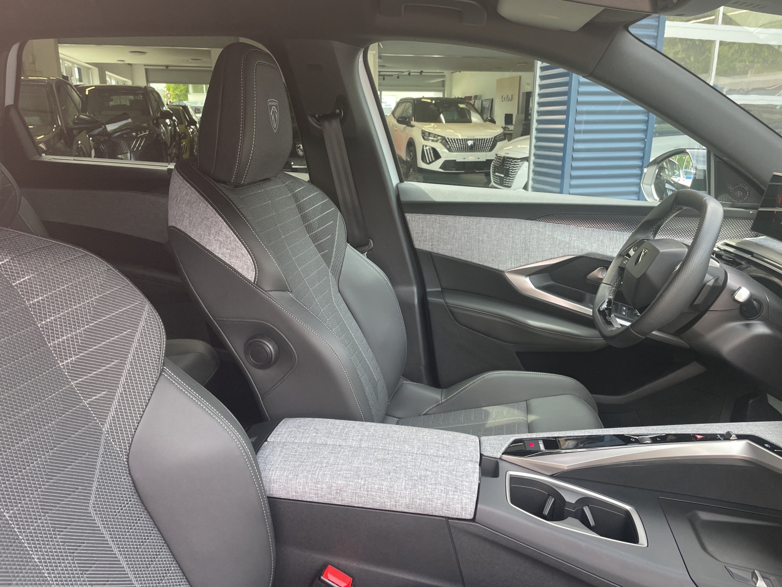 PEUGEOT 5008 1.2 Hybrid 145 GT-image-10