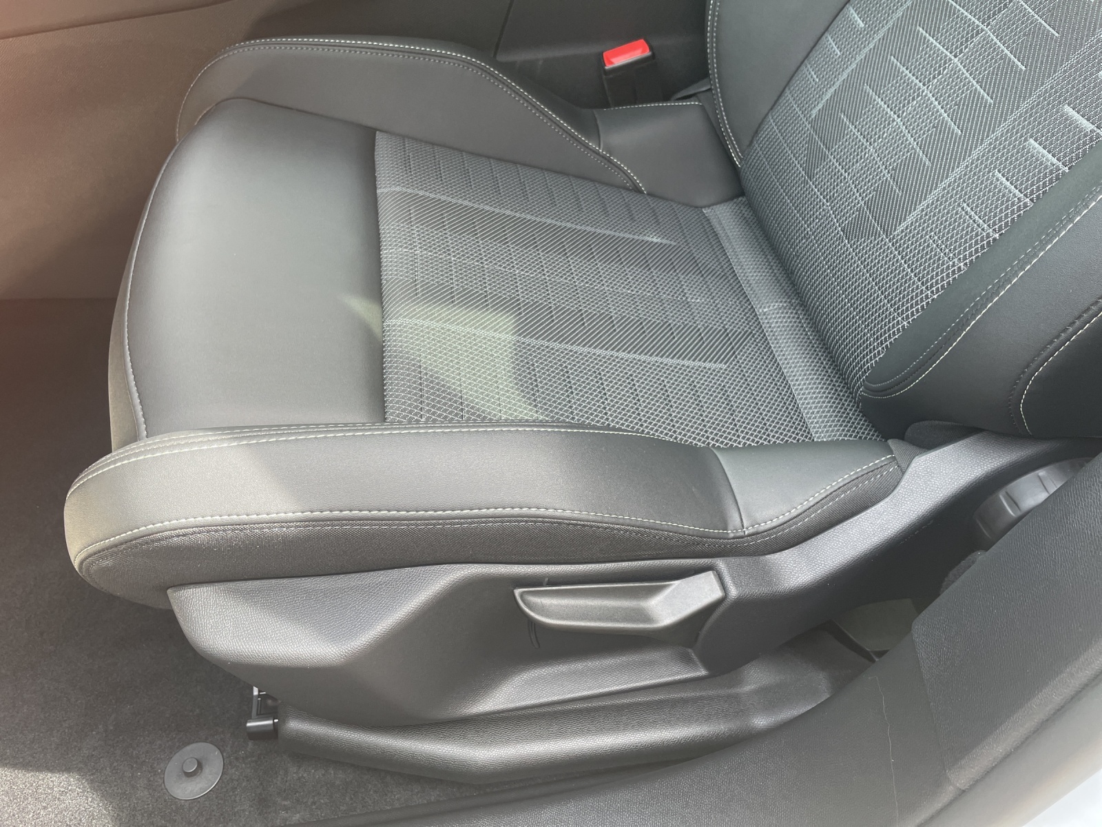 PEUGEOT 5008 1.2 Hybrid 145 GT-image-11