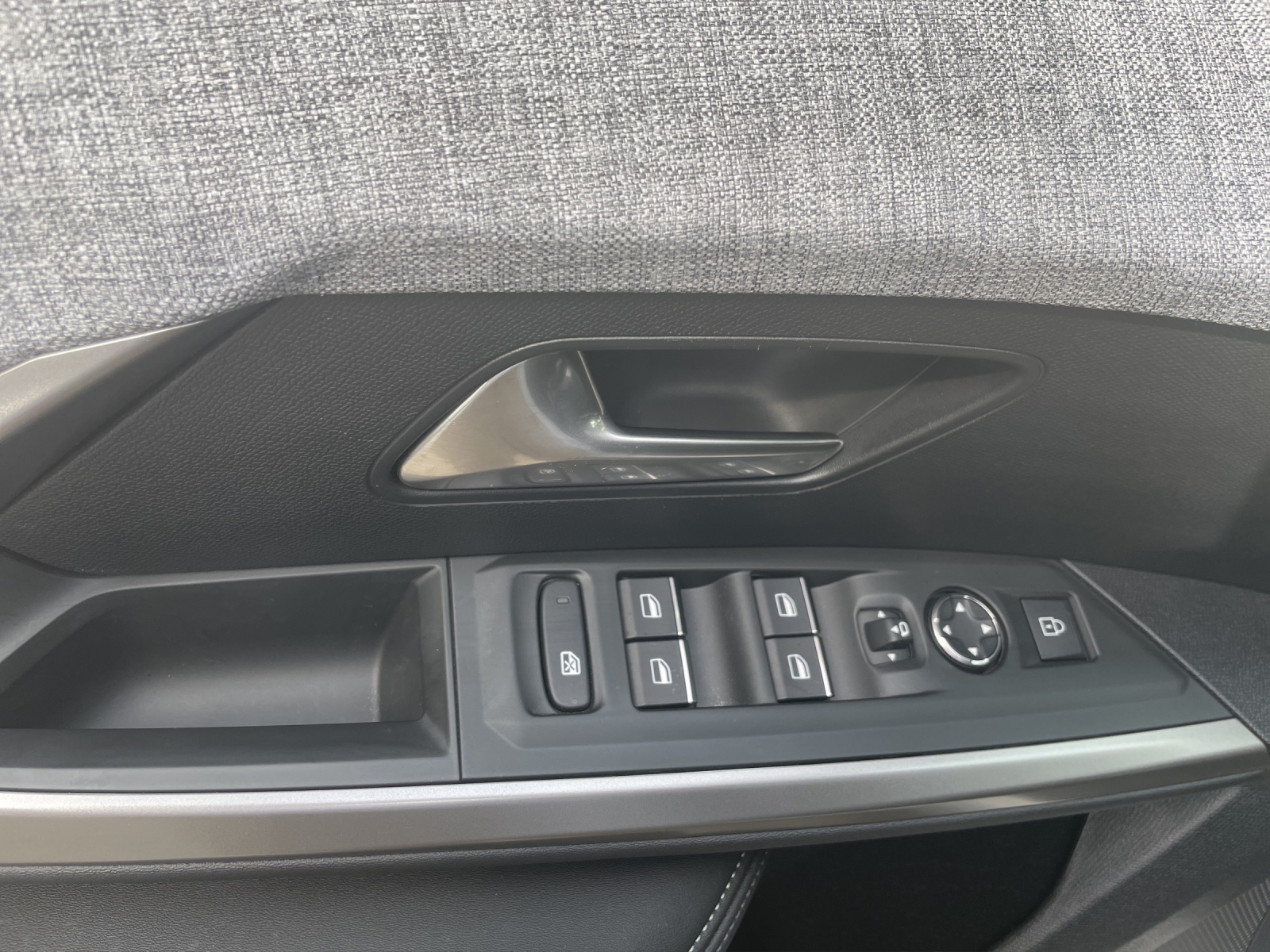 PEUGEOT 5008 1.2 Hybrid 145 GT-image-14