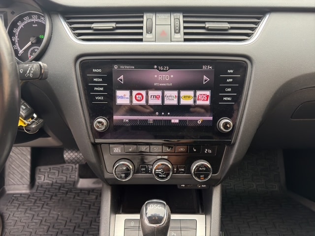 SKODA Octavia Combi 2.0 TDI Style DSG-image-8