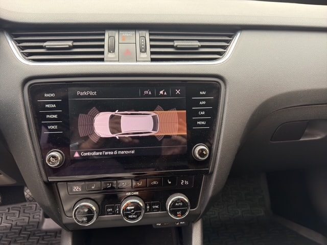 SKODA Octavia Combi 2.0 TDI Style DSG-image-9