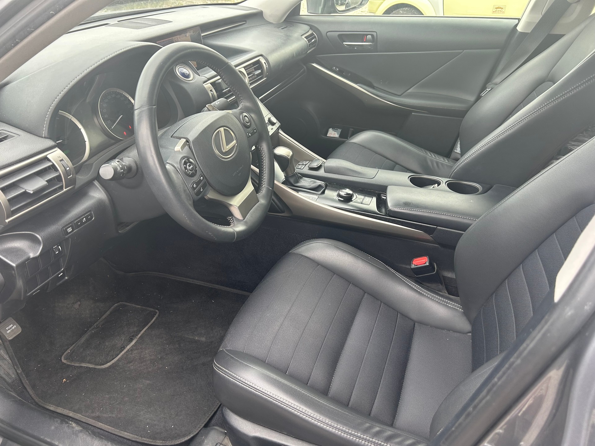 LEXUS IS 300h Automatic-image-9