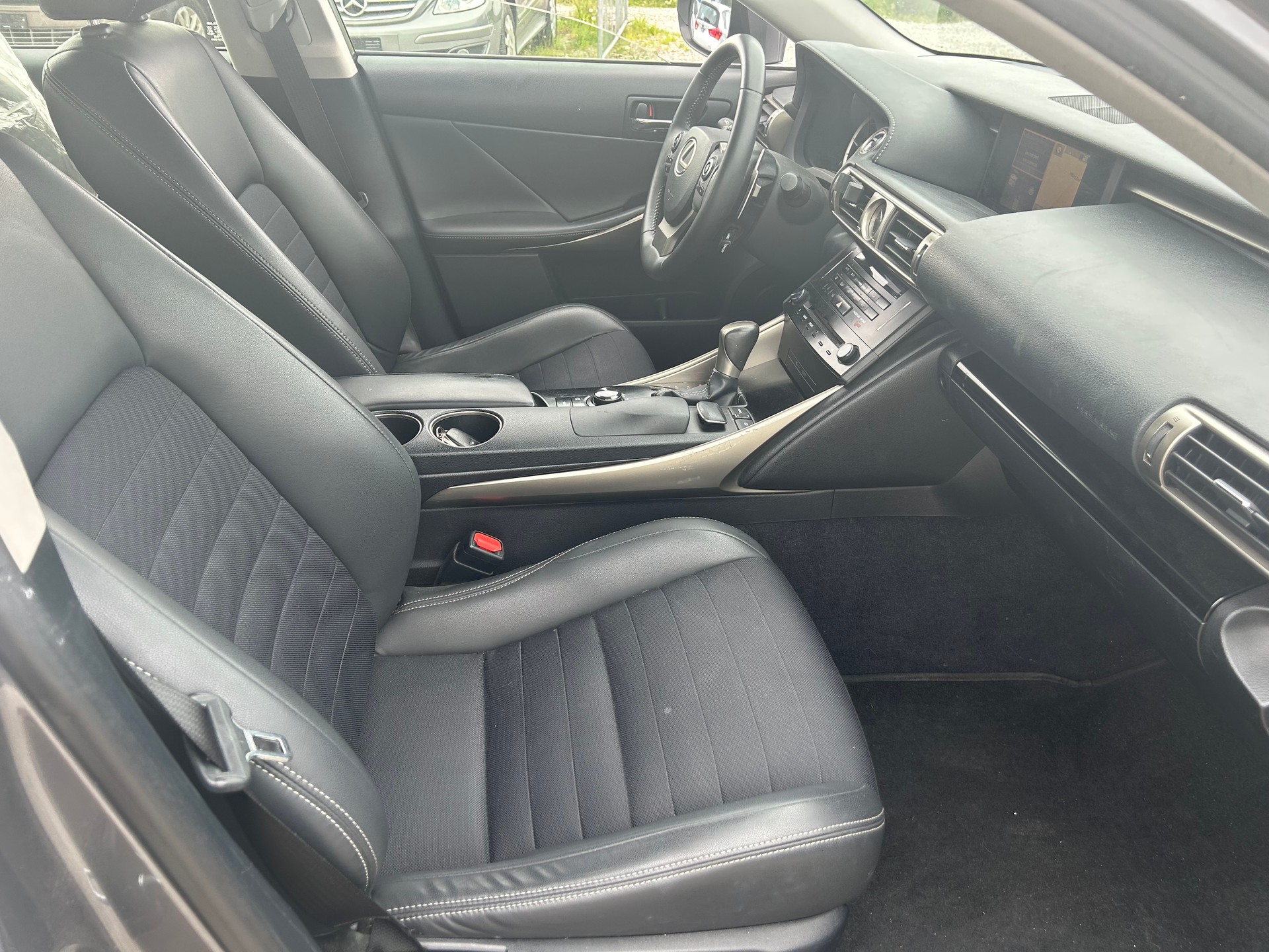 LEXUS IS 300h Automatic-image-10