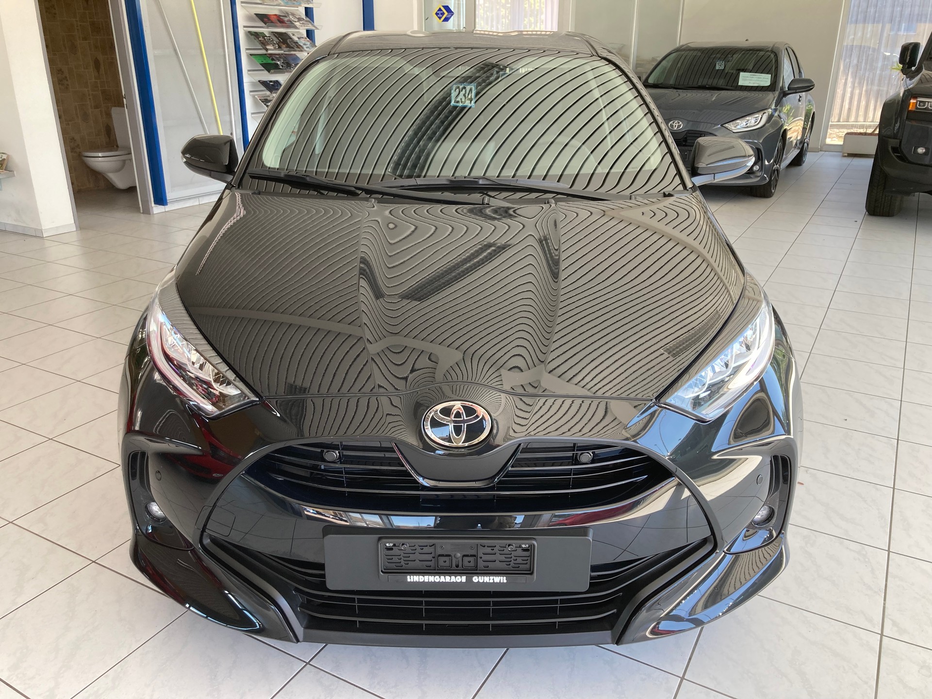 TOYOTA Yaris 1.5 Trend e-CVT-image-1