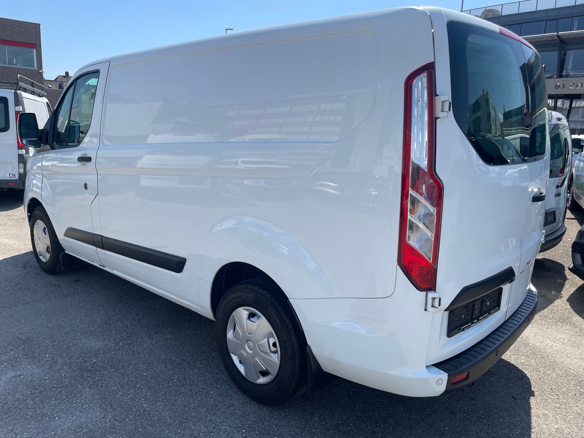 FORD Transit Custom Van 300 L1H1 Limited-image-3