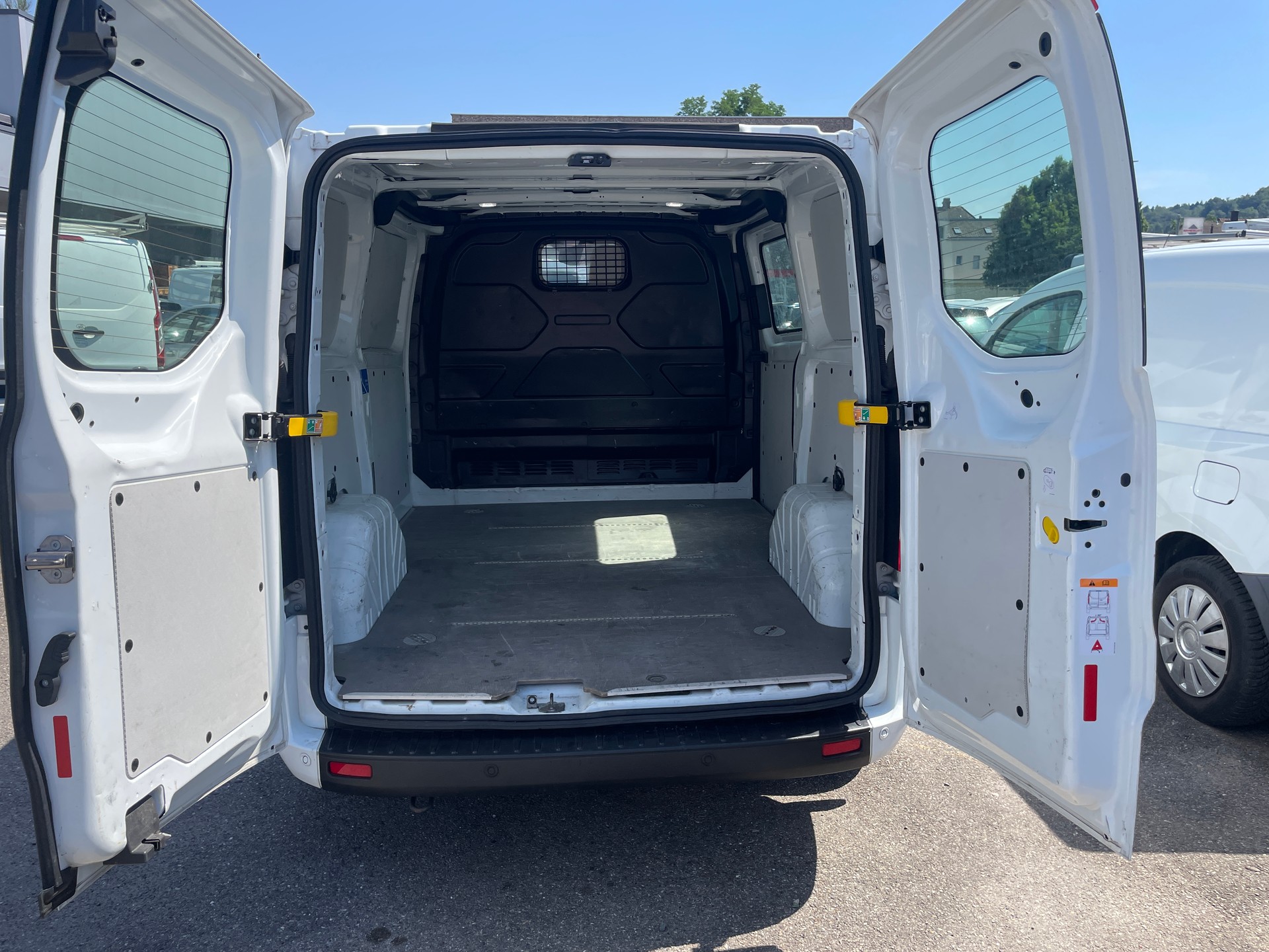 FORD Transit Custom Van 300 L1H1 Limited-image-9