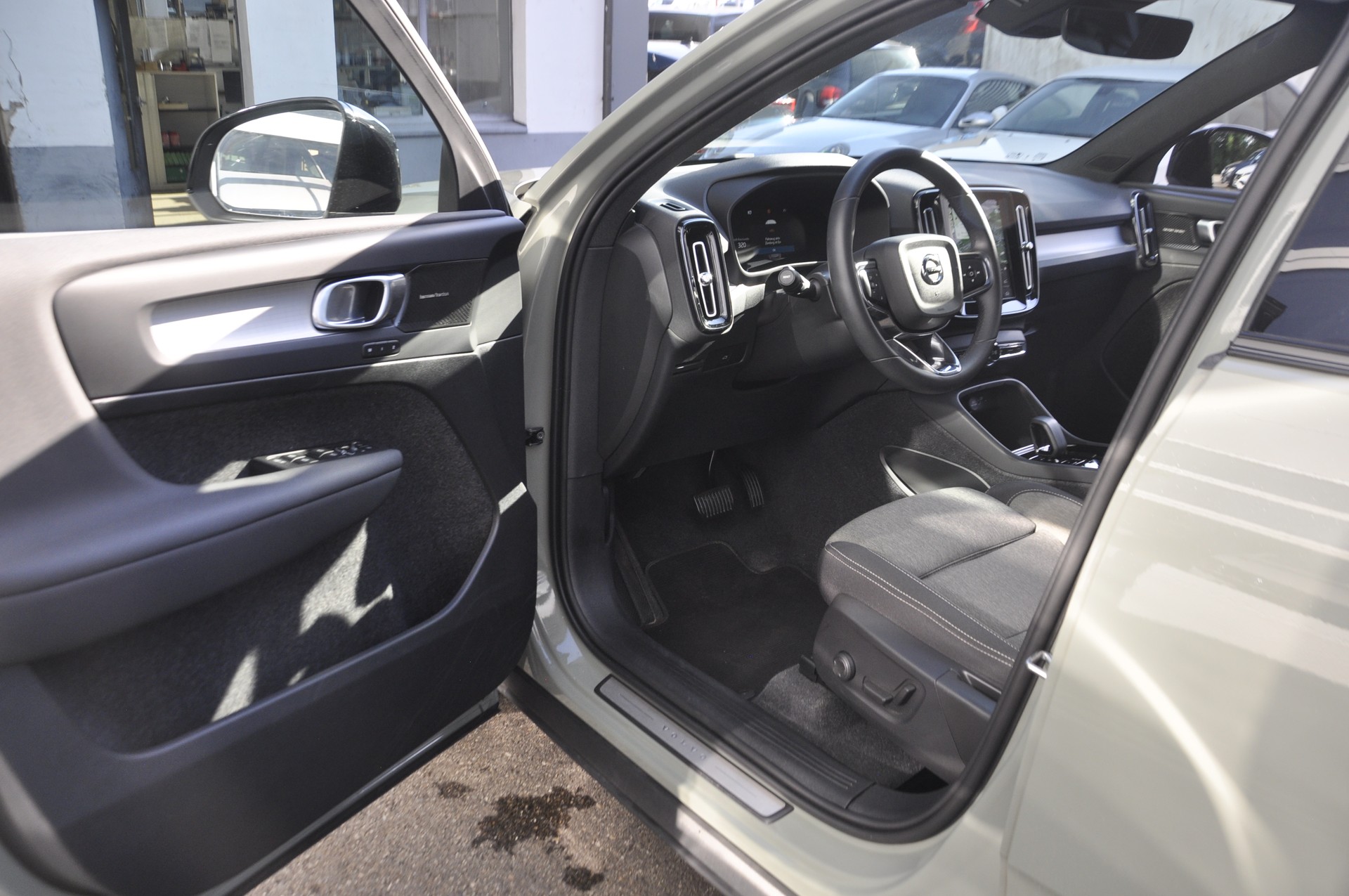 VOLVO XC40 B3 Benzin Mild Hybrid Plus Dark DCT-image-3