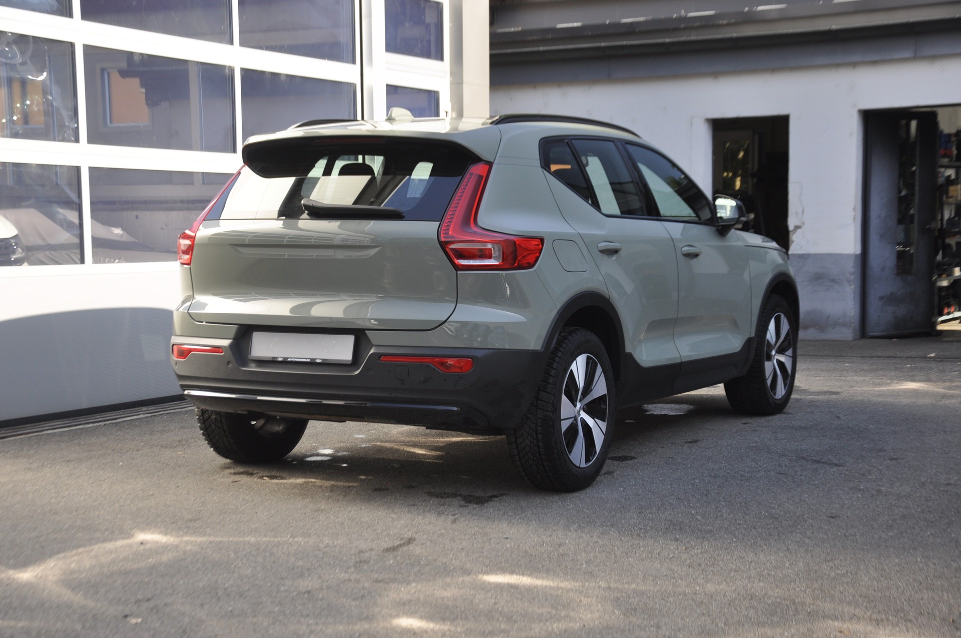 VOLVO XC40 B3 Benzin Mild Hybrid Plus Dark DCT-image-2
