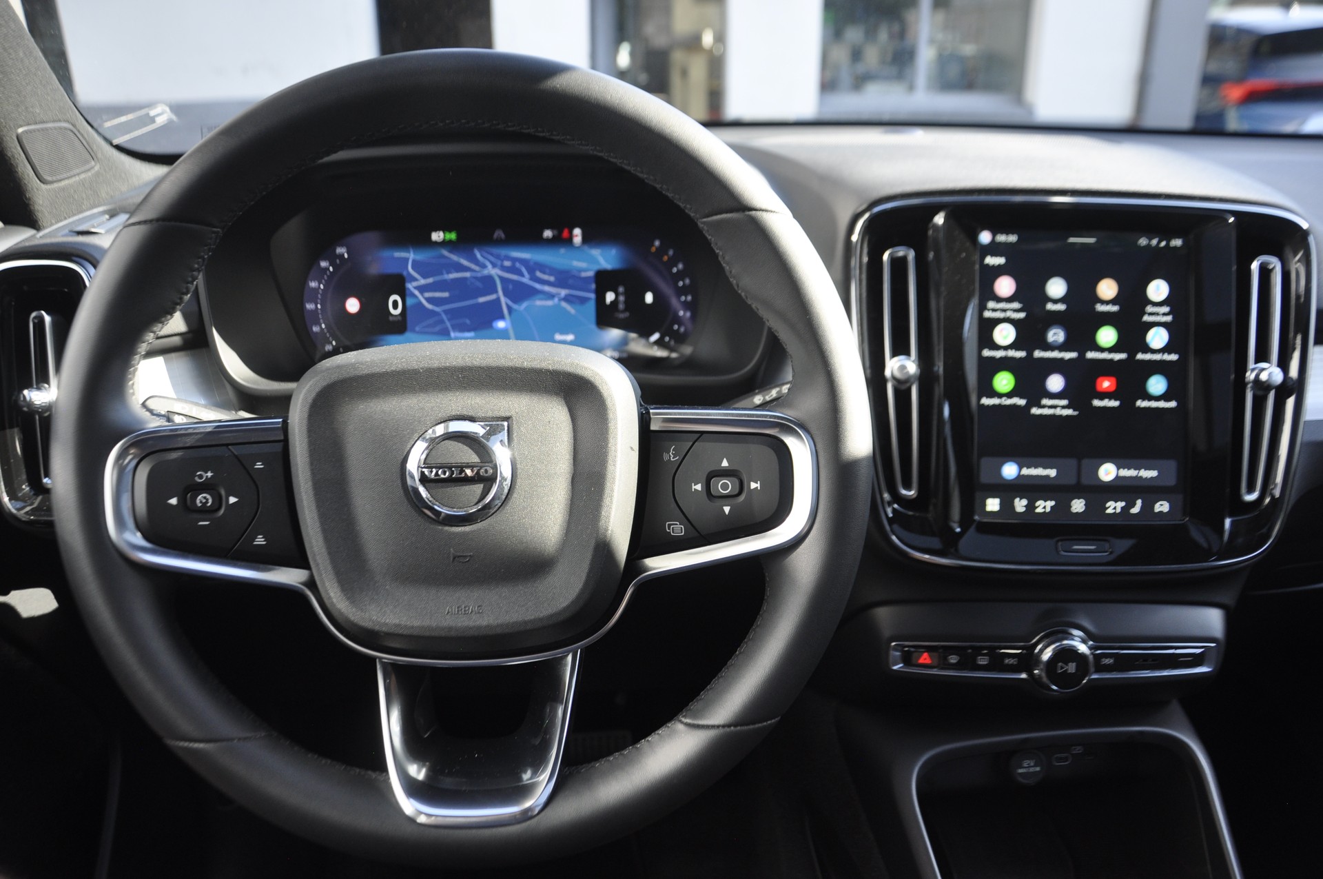 VOLVO XC40 B3 Benzin Mild Hybrid Plus Dark DCT-image-9