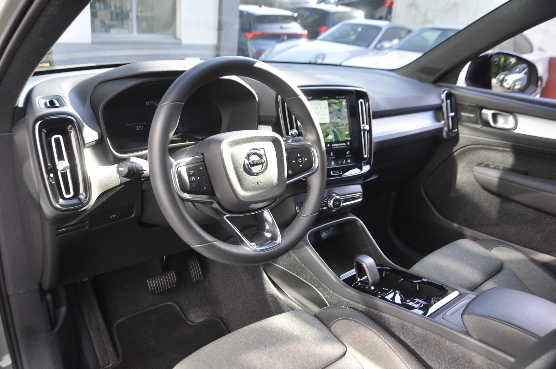 VOLVO XC40 B3 Benzin Mild Hybrid Plus Dark DCT-image-5