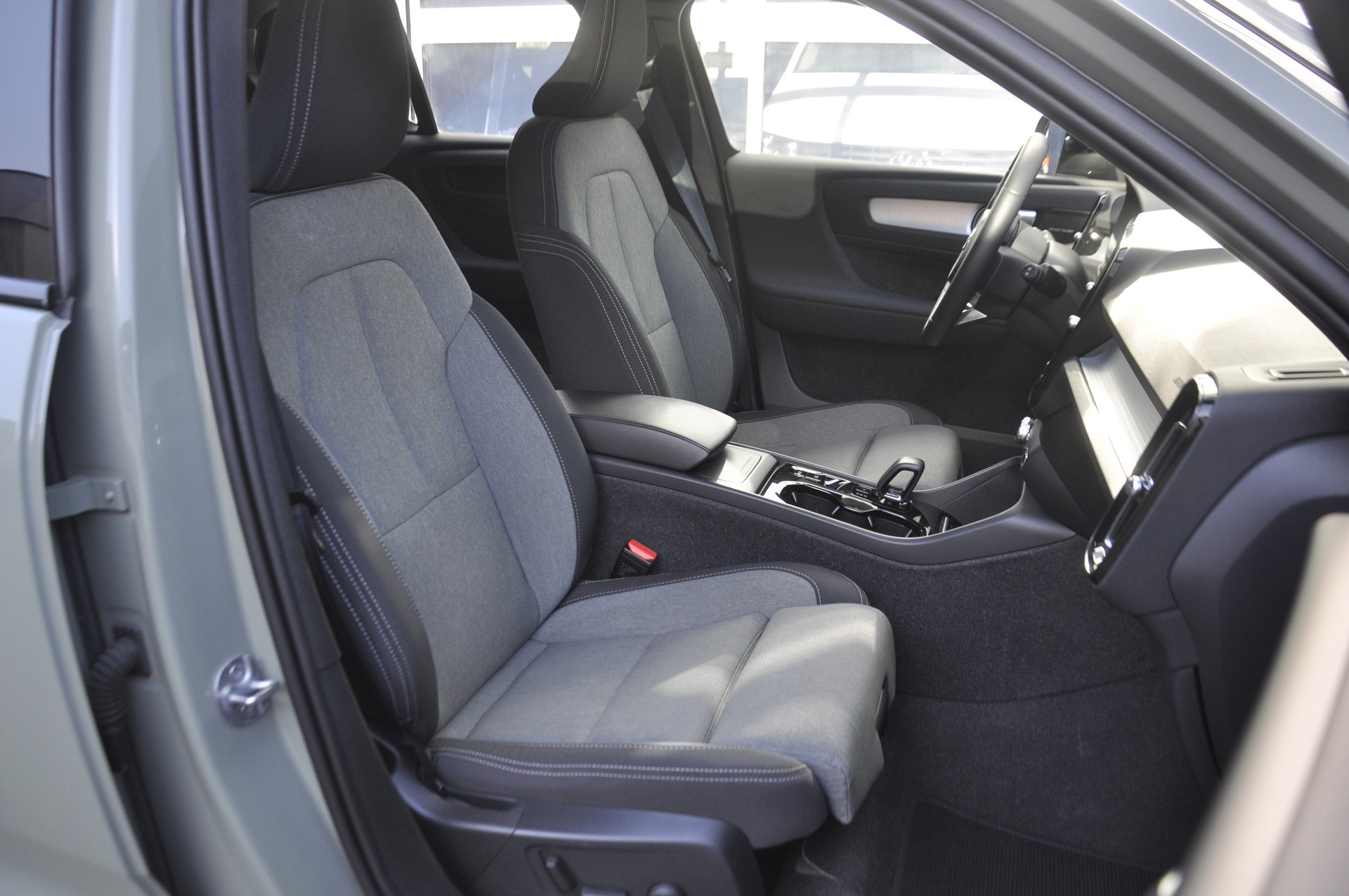 VOLVO XC40 B3 Benzin Mild Hybrid Plus Dark DCT-image-6